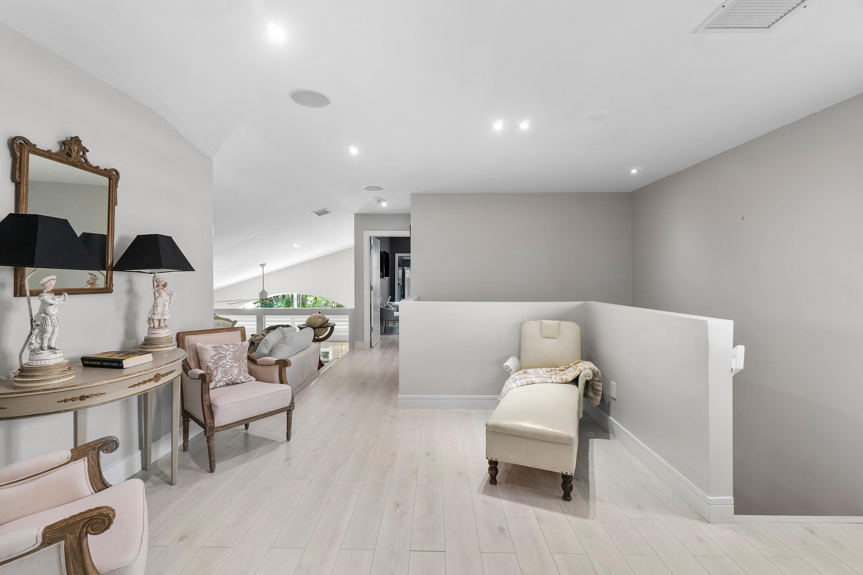 LAUREL POINTE - Residential