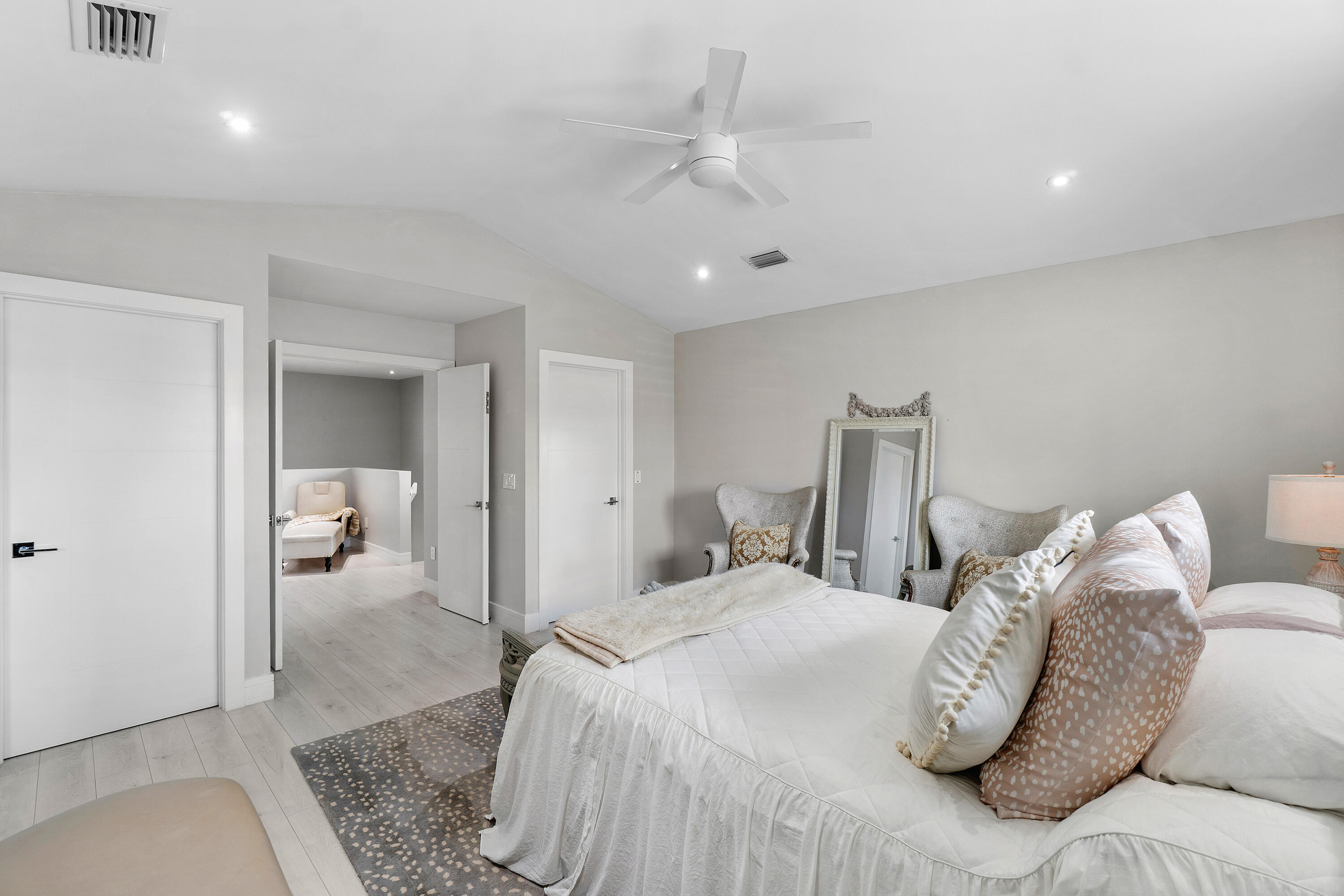 LAUREL POINTE - Residential