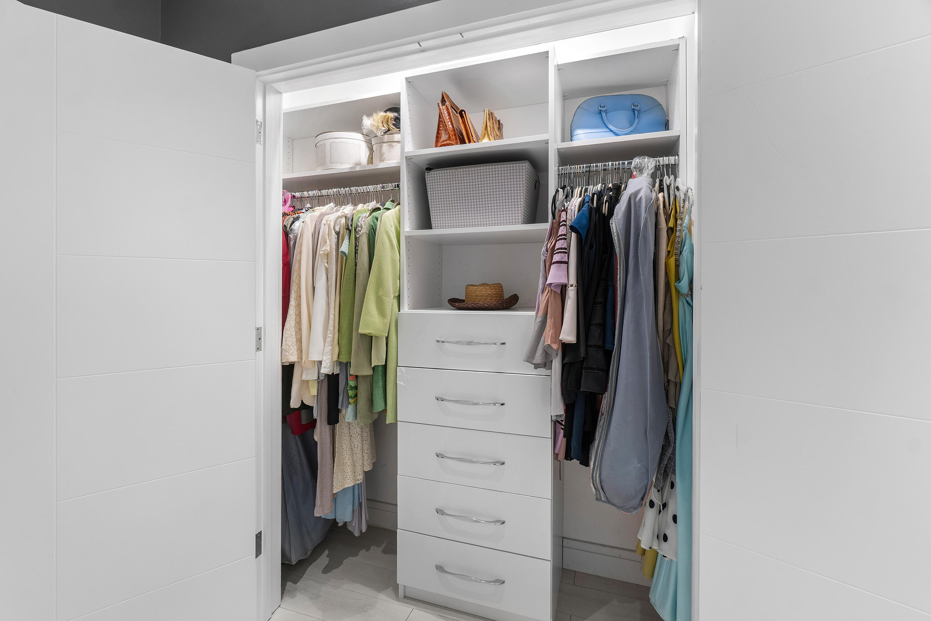 LAUREL POINTE - Residential