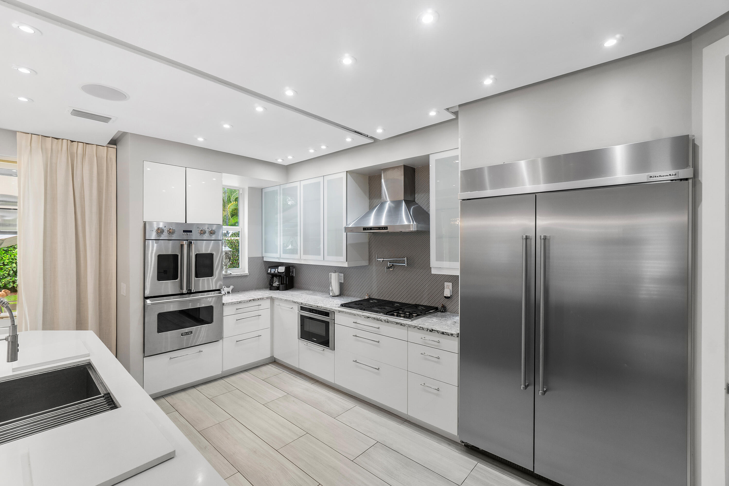 LAUREL POINTE - Residential