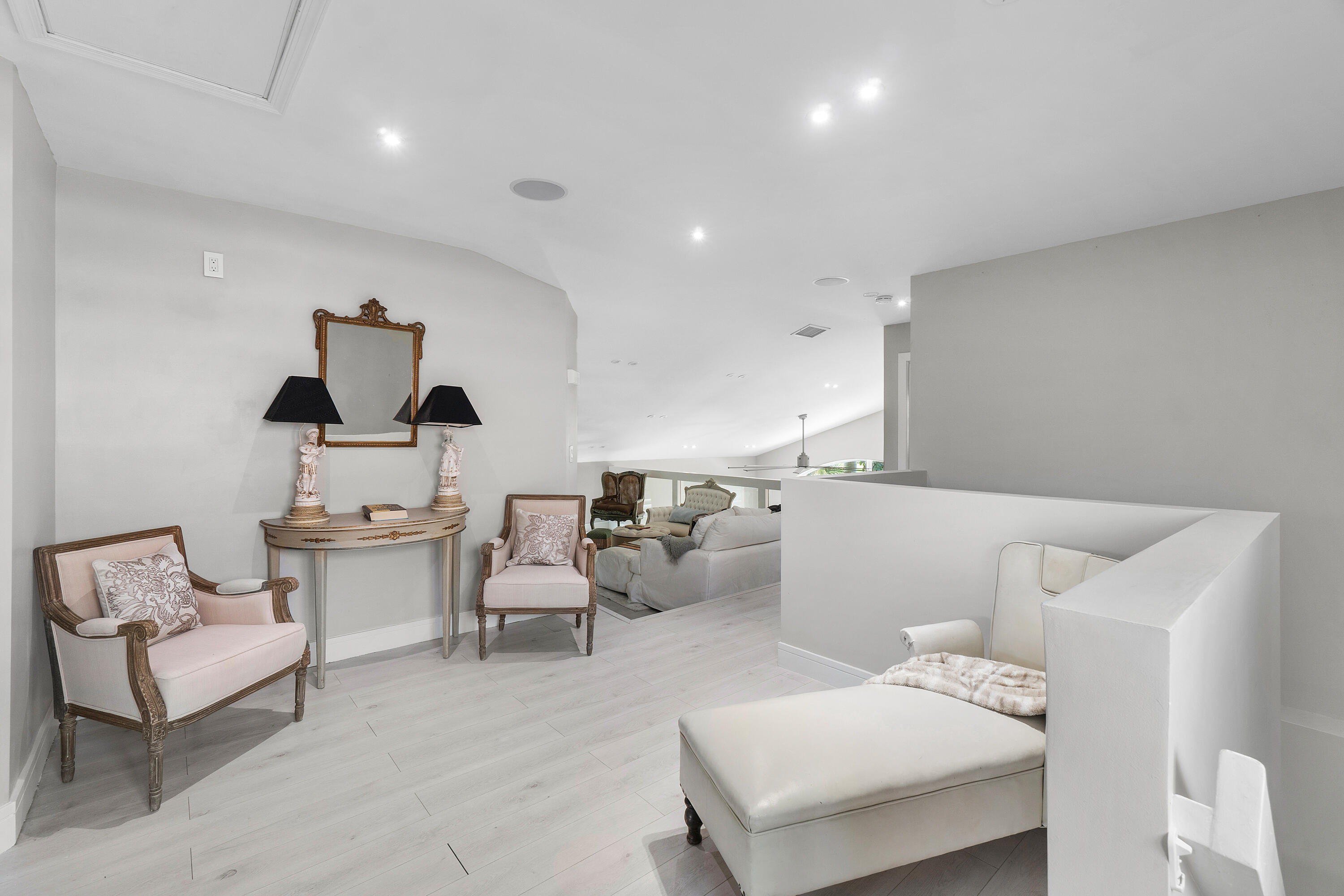 LAUREL POINTE - Residential