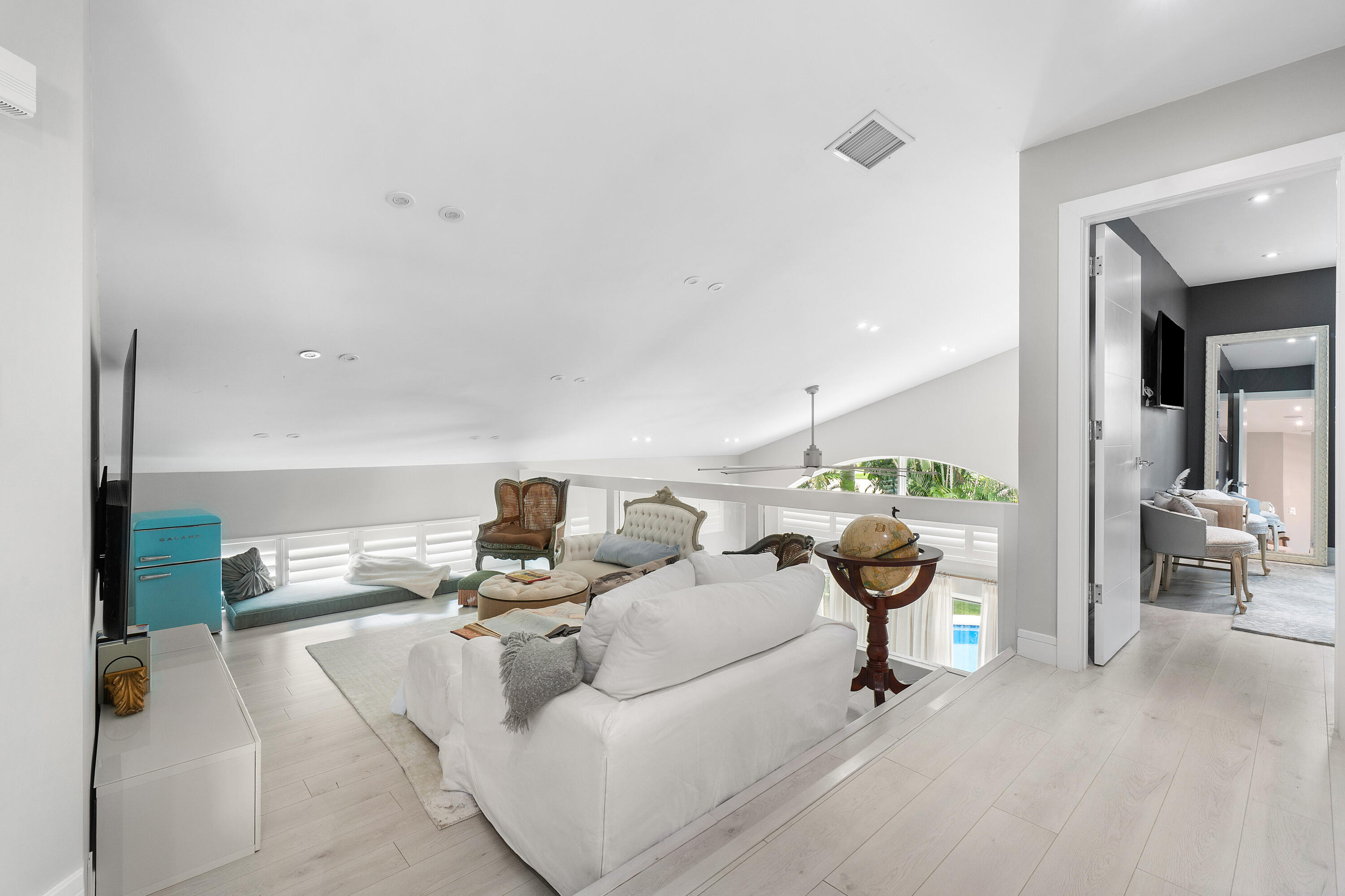 LAUREL POINTE - Residential