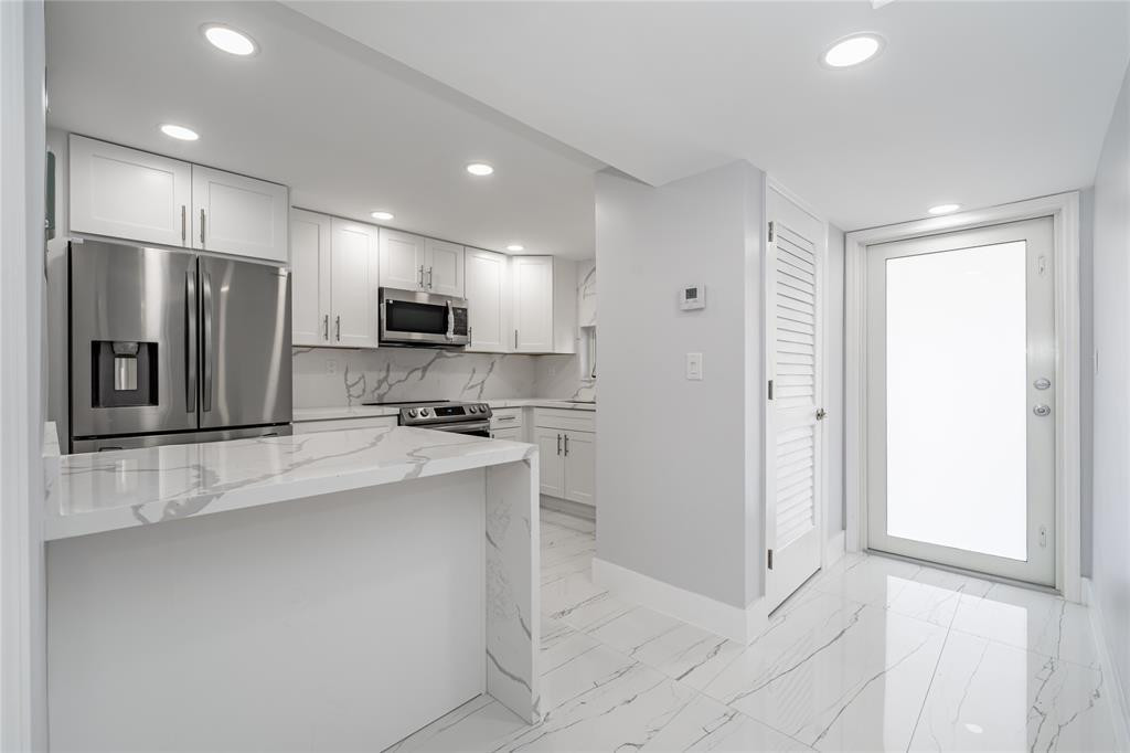 HOLLYBROOK GOLF & TENNIS - Residential