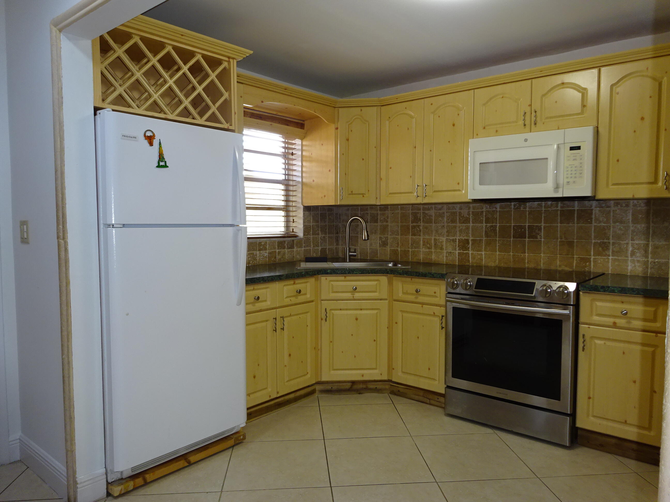 APPLEGREEN CONDO APTS 1 - Residential Lease