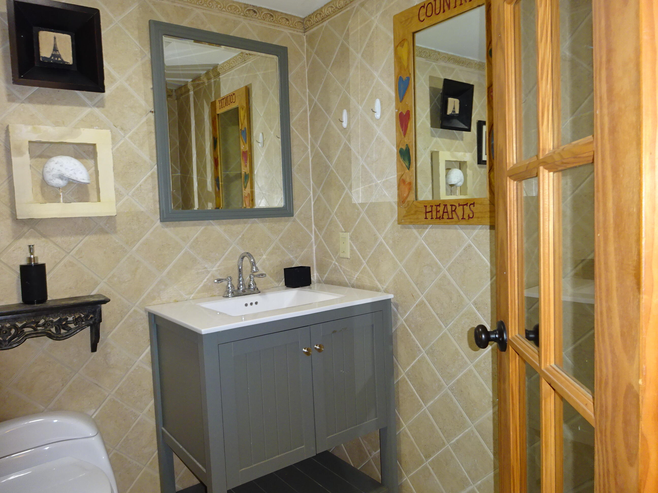 APPLEGREEN CONDO APTS 1 - Residential Lease