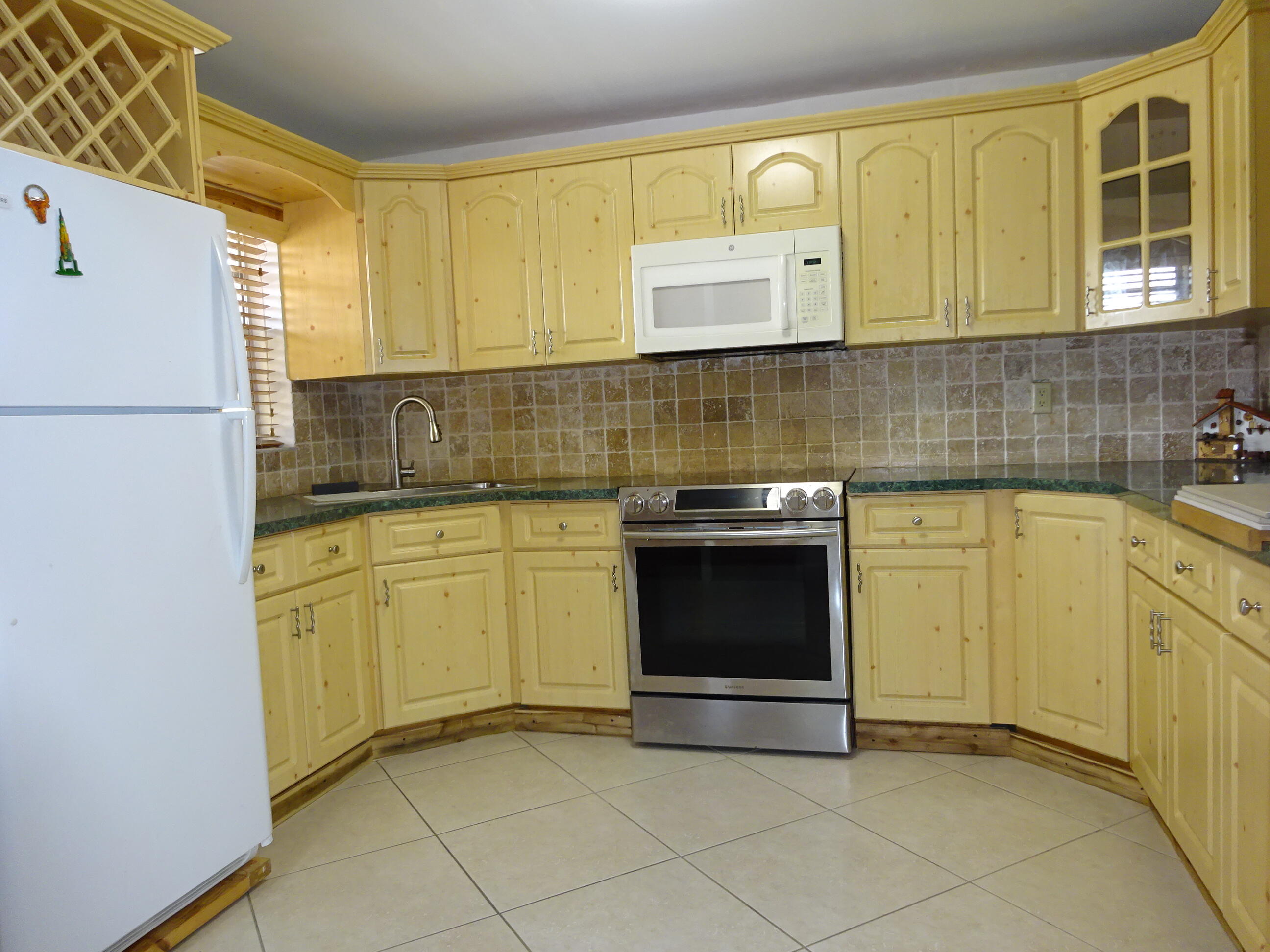 APPLEGREEN CONDO APTS 1 - Residential Lease