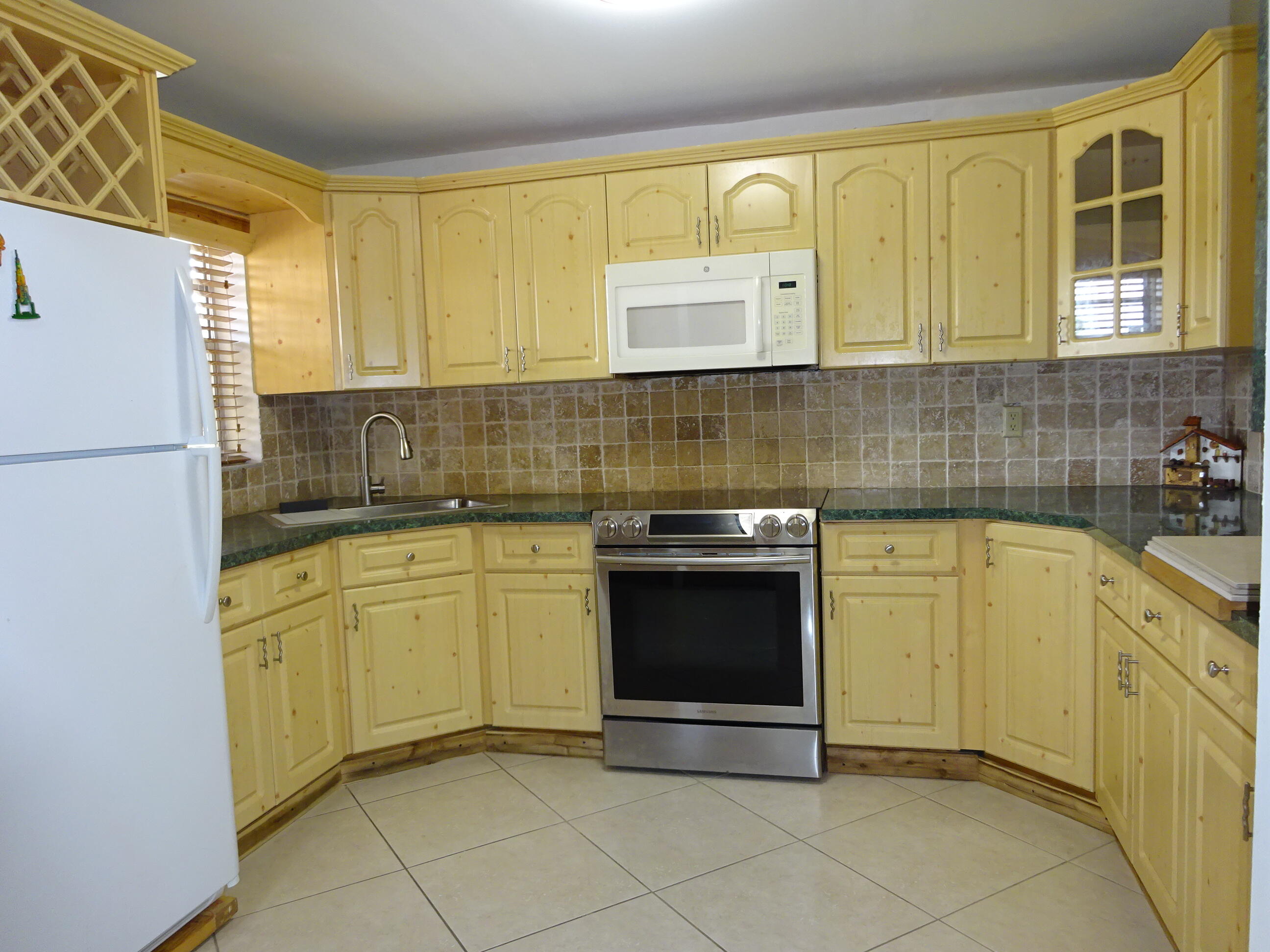 APPLEGREEN CONDO APTS 1 - Residential Lease
