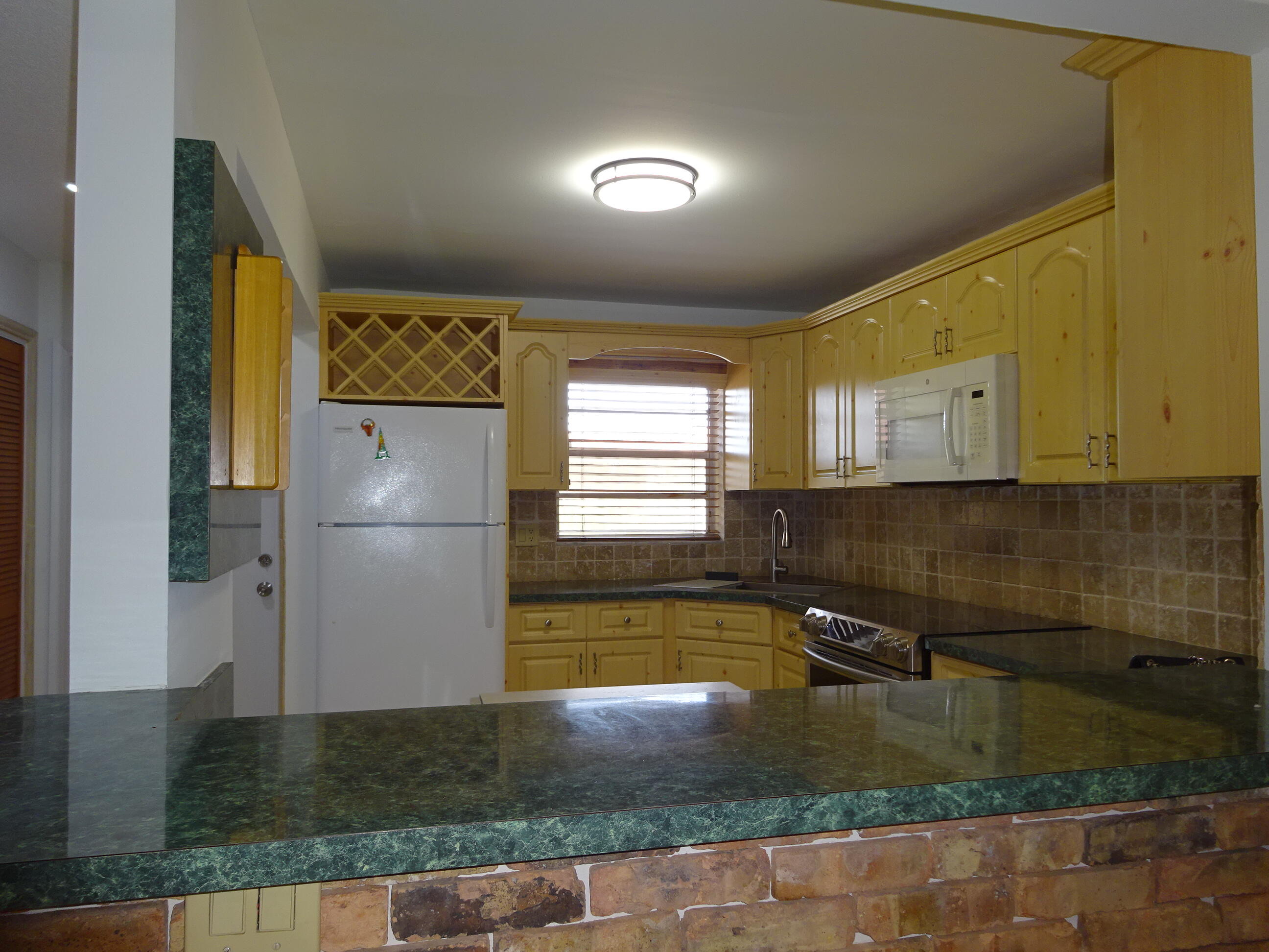 APPLEGREEN CONDO APTS 1 - Residential Lease
