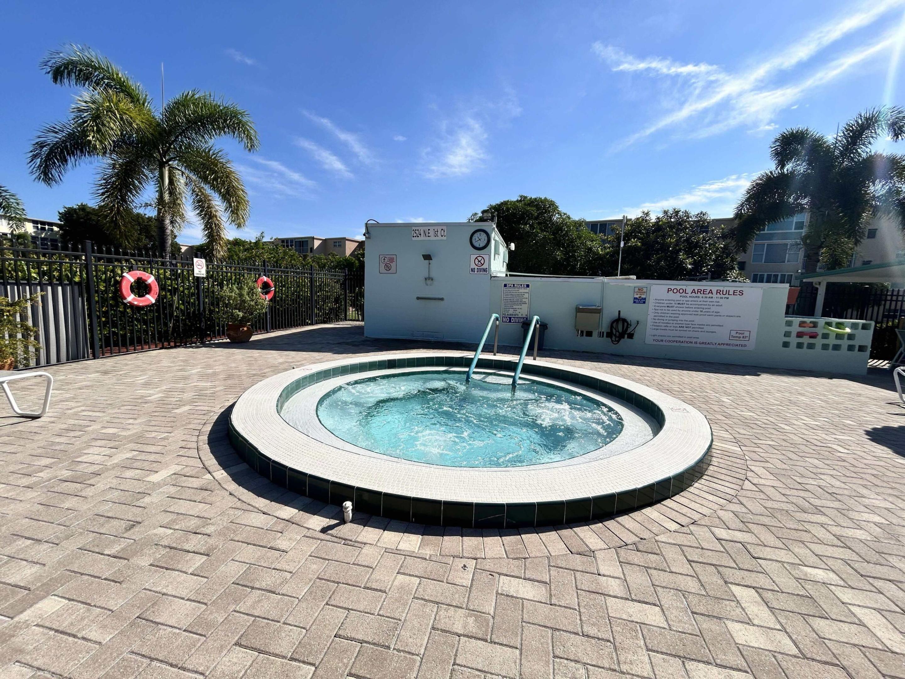 VILLAGE ROYALE GREENHILL CONDO - Residential