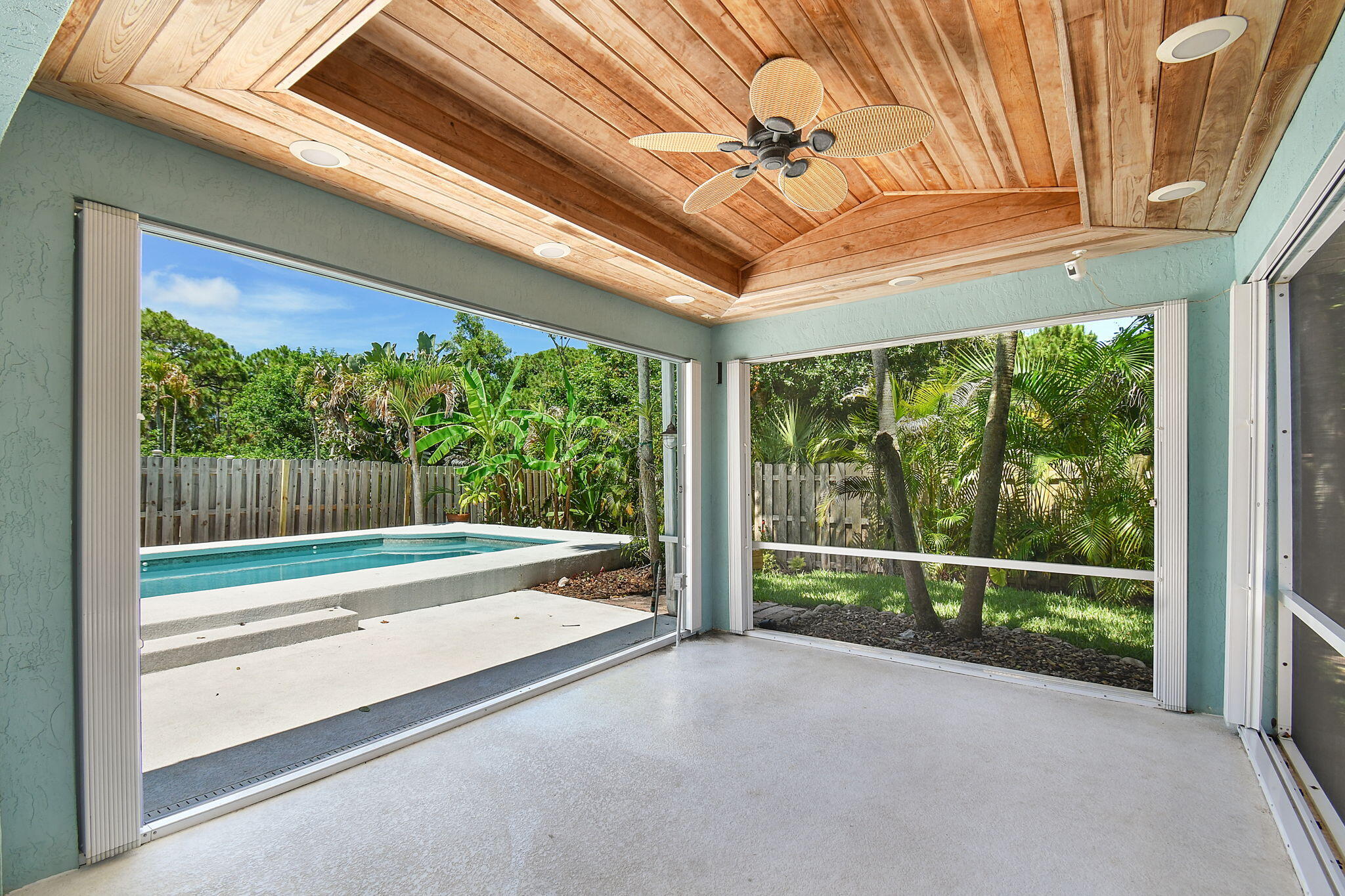 PINEAPPLE PLANTATION - Residential
