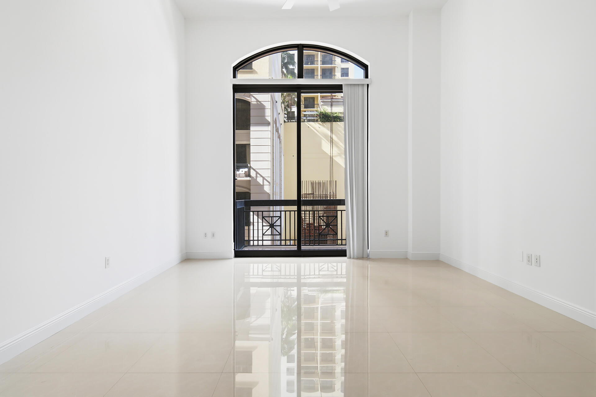 Rare, oversized, 1 bedroom, 1.5 bath flat, walkable to everything downtown. This space boasts soaring 14' ceilings & massive arched picture windows. Tons of light reflect off the soft white walls & tile flooring. Kitchen has 42'' blonde cabinetry, matching light granite counters & stainless appliances. There are TWO huge balconies. Primary bedroom has plush carpet & TWO walk in closets. Primary bath has glass shower, luxurious soaking tub, dual vanity & tons of storage. Two City Plaza is West Palm's premier condo residence, offering resort amenities such concierge services, complimentary valet, rooftop pool & whirlpool, summer kitchen, indoor AND outdoor movie theaters, clubroom & meeting space, fitness center, rooftop pet walk & on-site management.