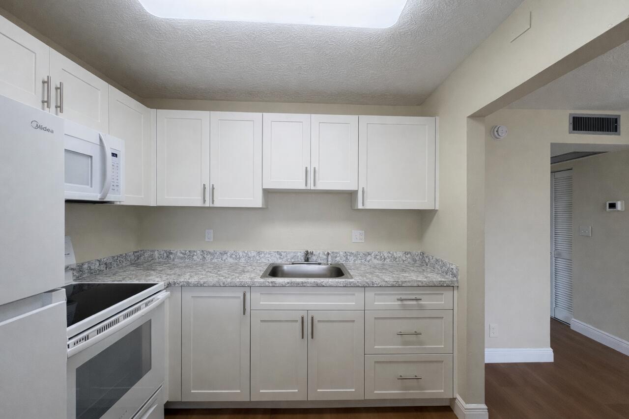 VILLAGE GREEN HAMPTON CONDO - Residential Lease