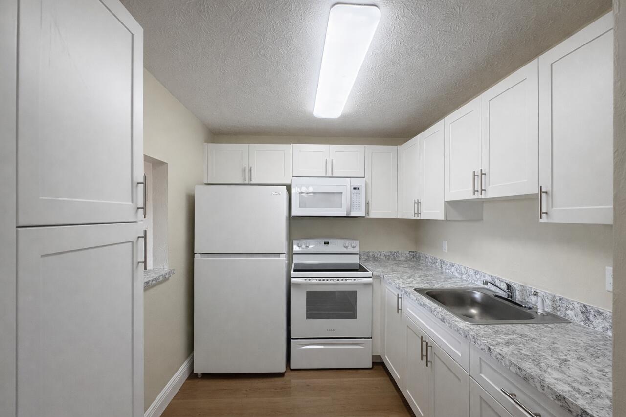 VILLAGE GREEN HAMPTON CONDO - Residential Lease