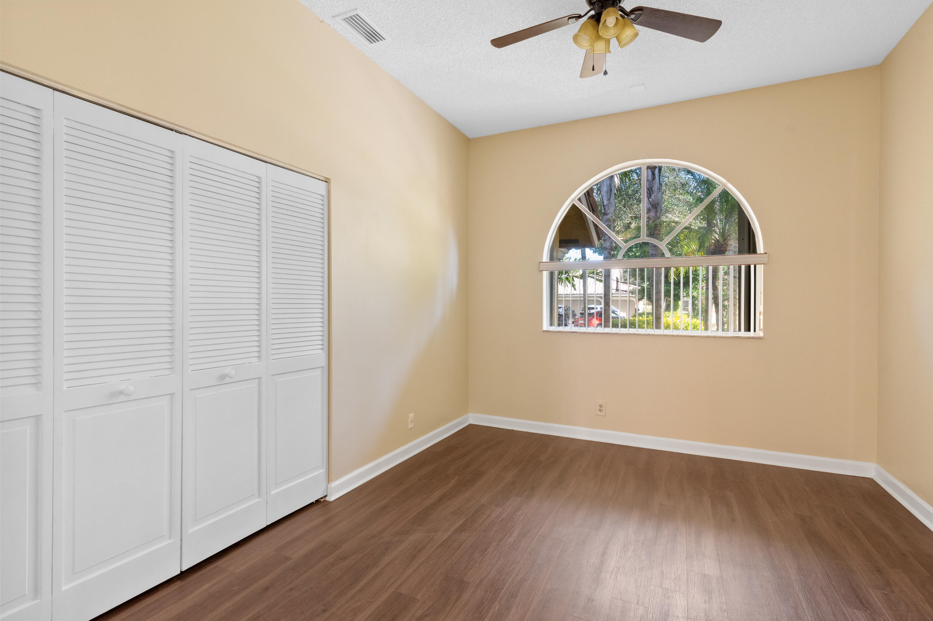 COUNTRYS POINT - Residential Lease