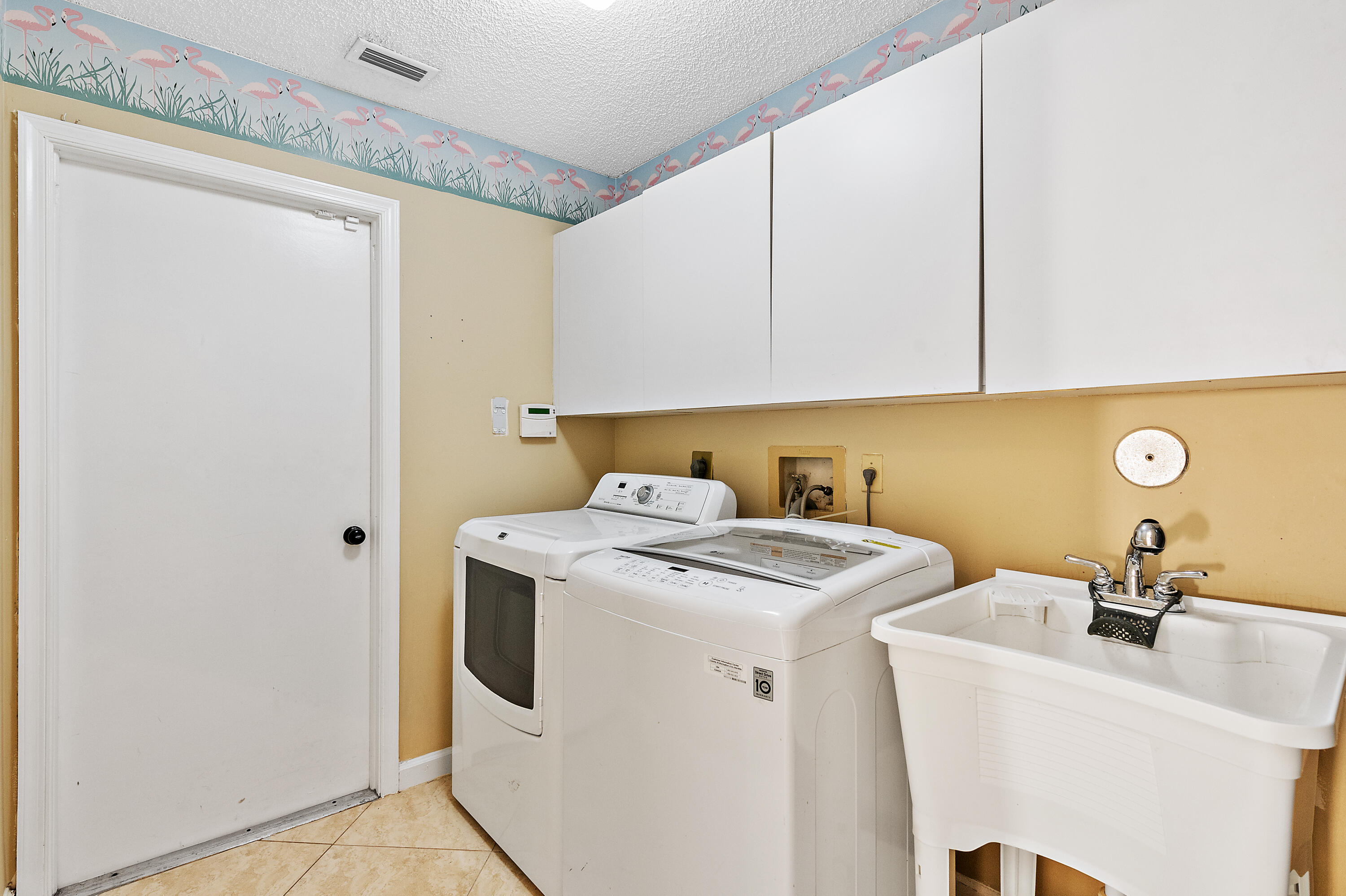 COUNTRYS POINT - Residential Lease