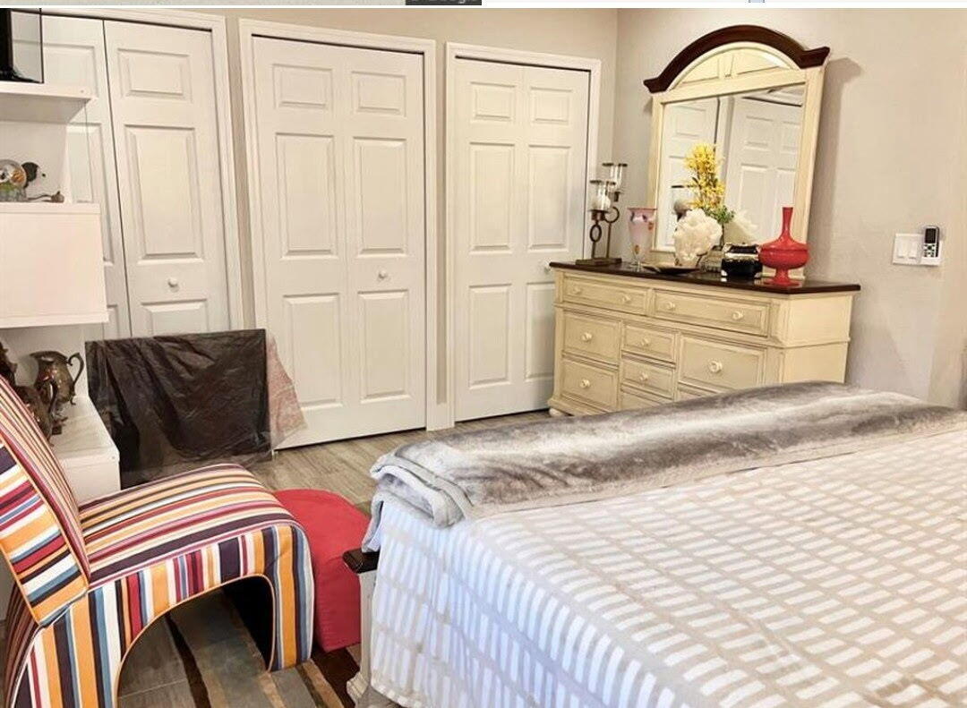 Beautiful efficiency  in a beautiful home with own entrance and  bathroom . Property is furnished and come with electric and water included. Will rent to a single individual