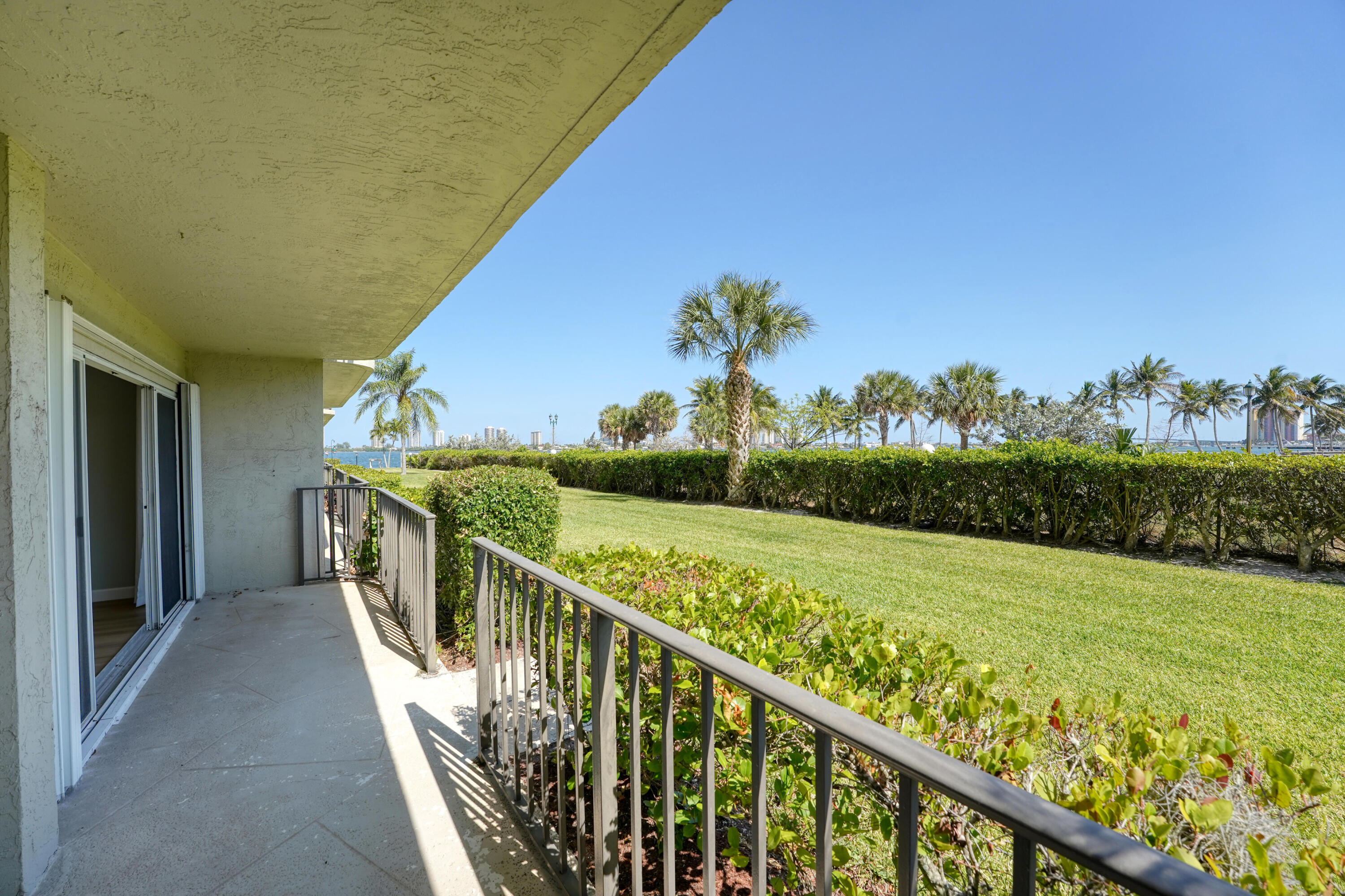 LAKE HARBOUR TOWERS CONDO - Residential