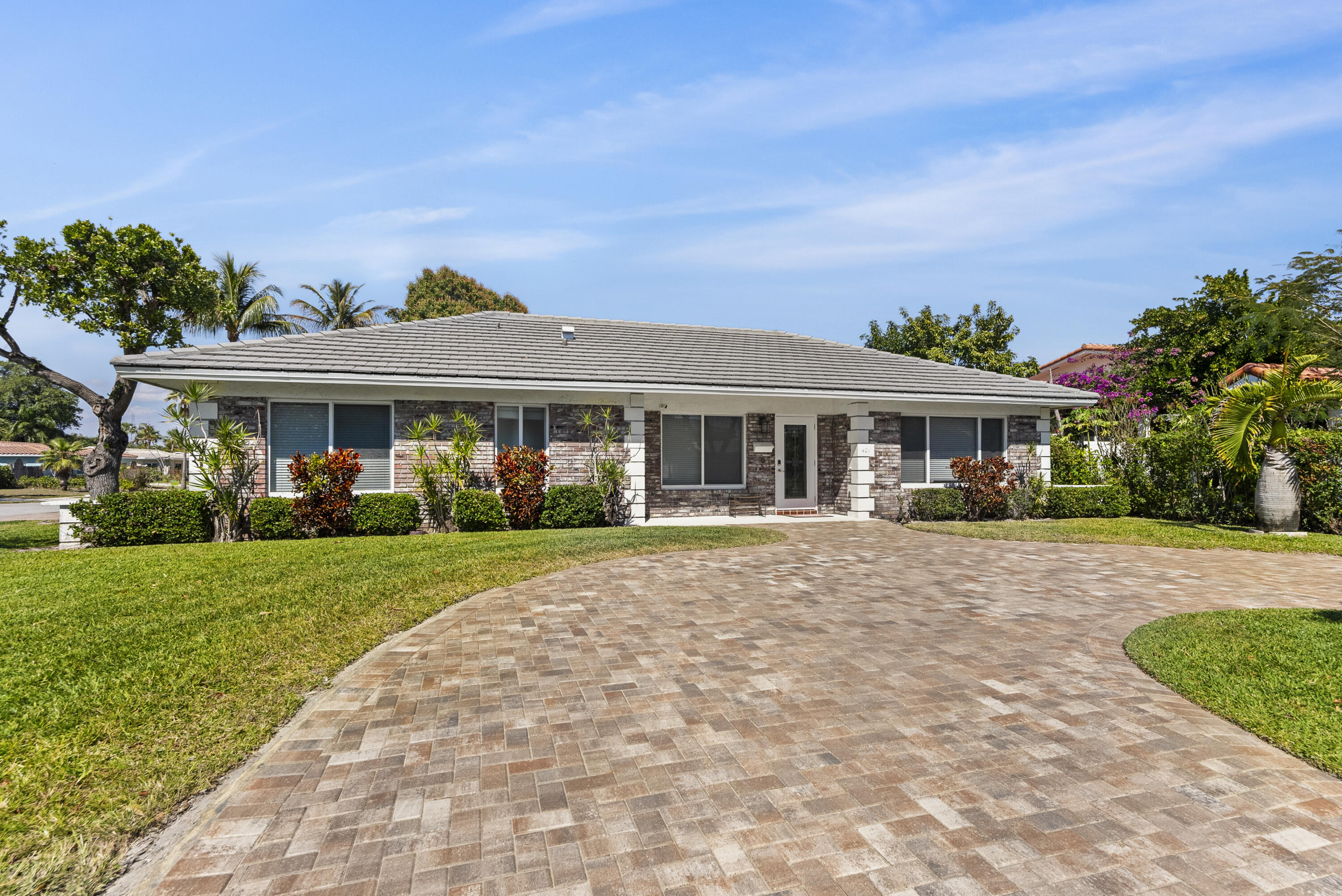 SPECTACULAR DOWNTOWN BOCA RATON 4 BR 2 BA W/ POOL, REMODLED HOME WITH IMPACT WINDOWS, HUGE FENCED IN YARD, OVER SIZE 2 CAR GARAGE, HUGE COVERED PATIO, WALK TO MIZNER PARK , LAKE WYMAN PARK, SHOPPING, RESTAURANTS & BEACH