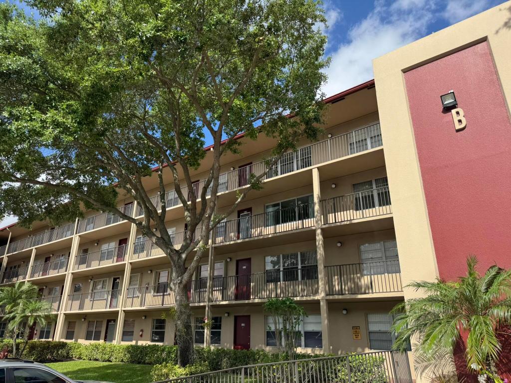 KINGSLEY AT CENTURY VILLAGE - Residential
