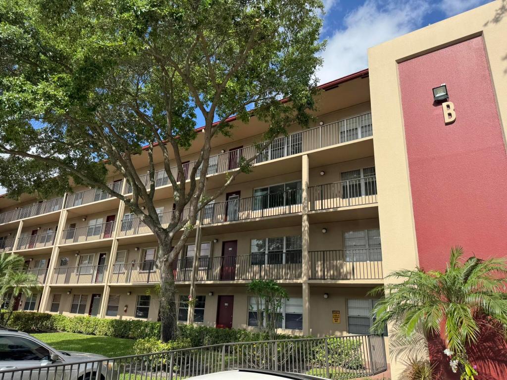 KINGSLEY AT CENTURY VILLAGE - Residential
