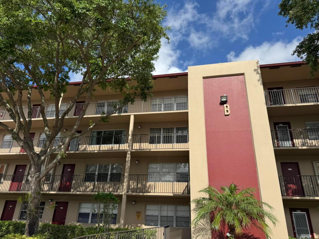 KINGSLEY AT CENTURY VILLAGE - Residential