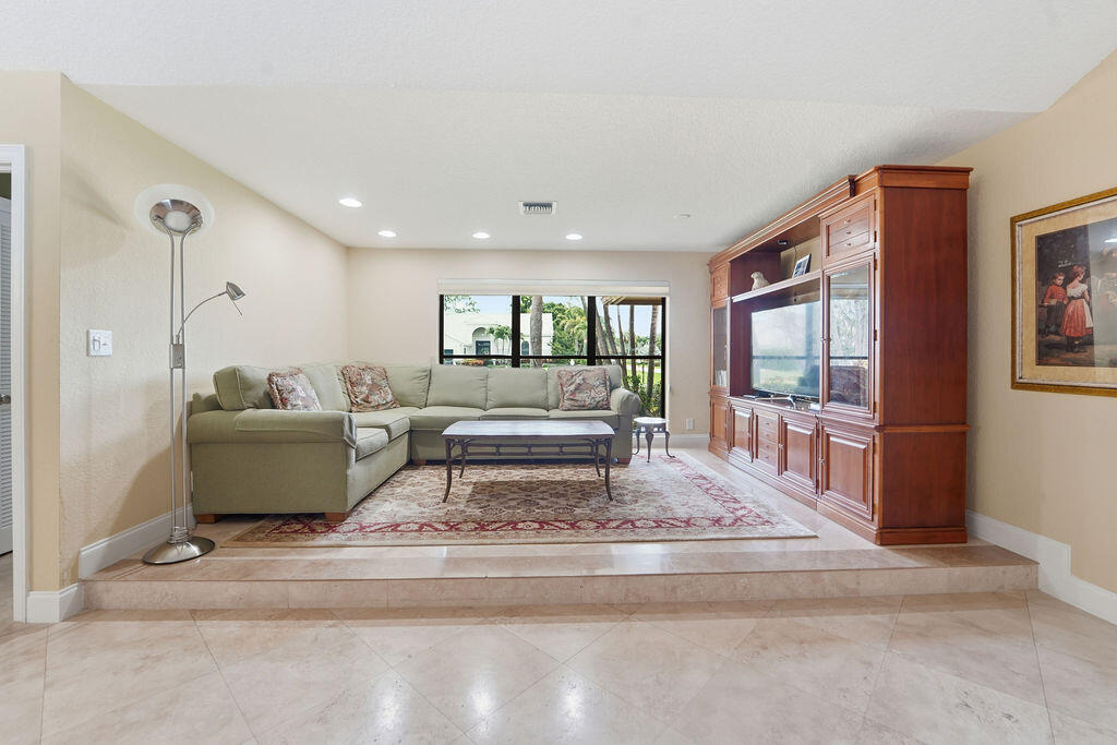 EASTPOINTE COUNTRY CLUB - Residential