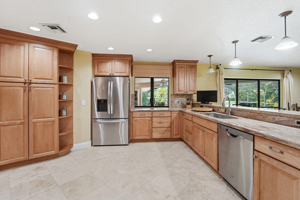 EASTPOINTE COUNTRY CLUB - Residential