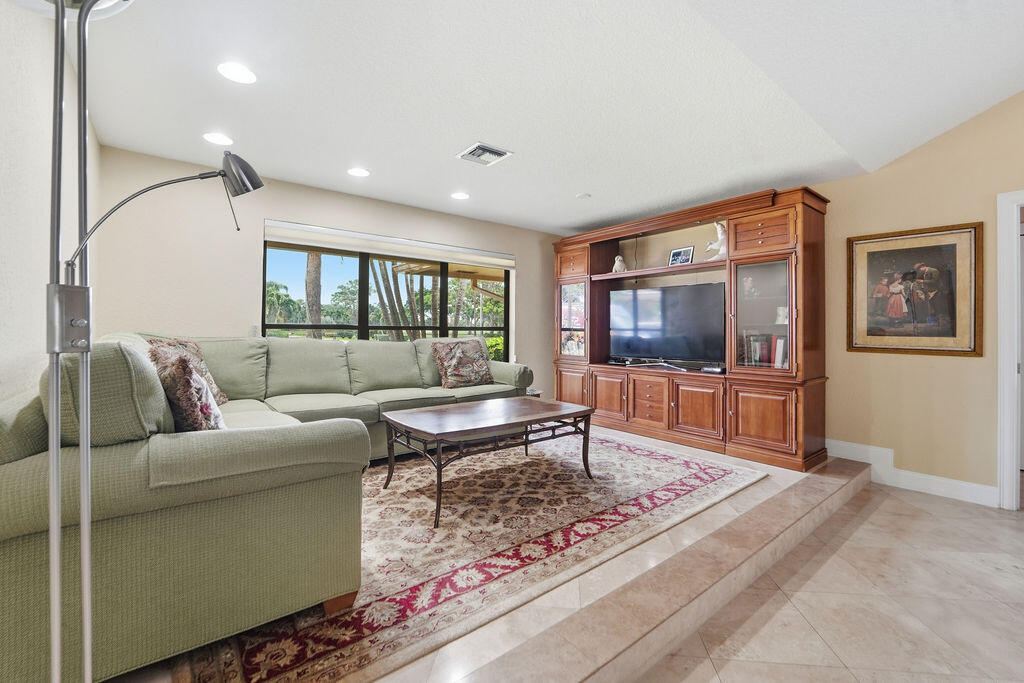 EASTPOINTE COUNTRY CLUB - Residential