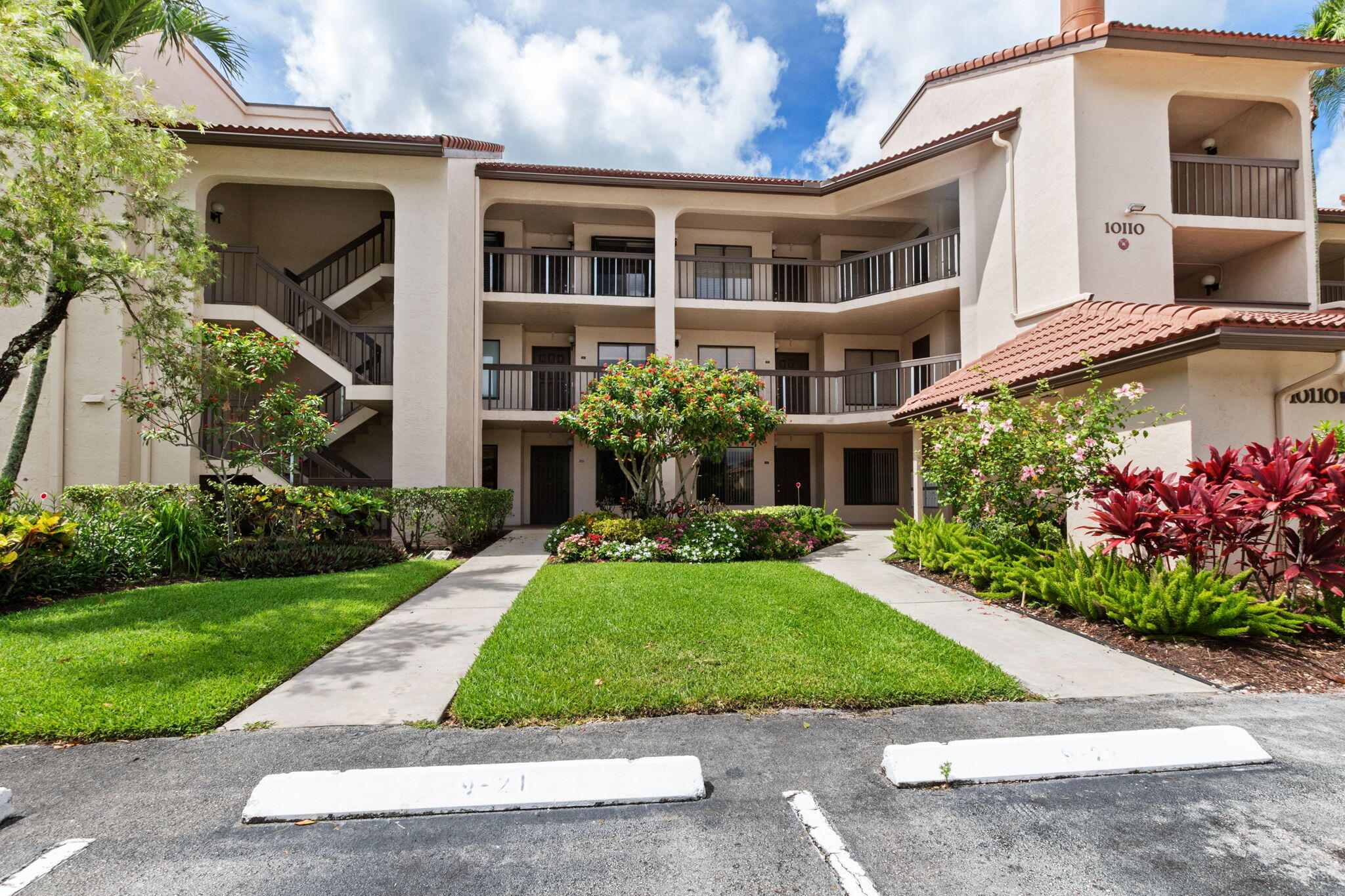 LAKESIDE CONDO 9 OF BANYAN SPRINGS - Residential