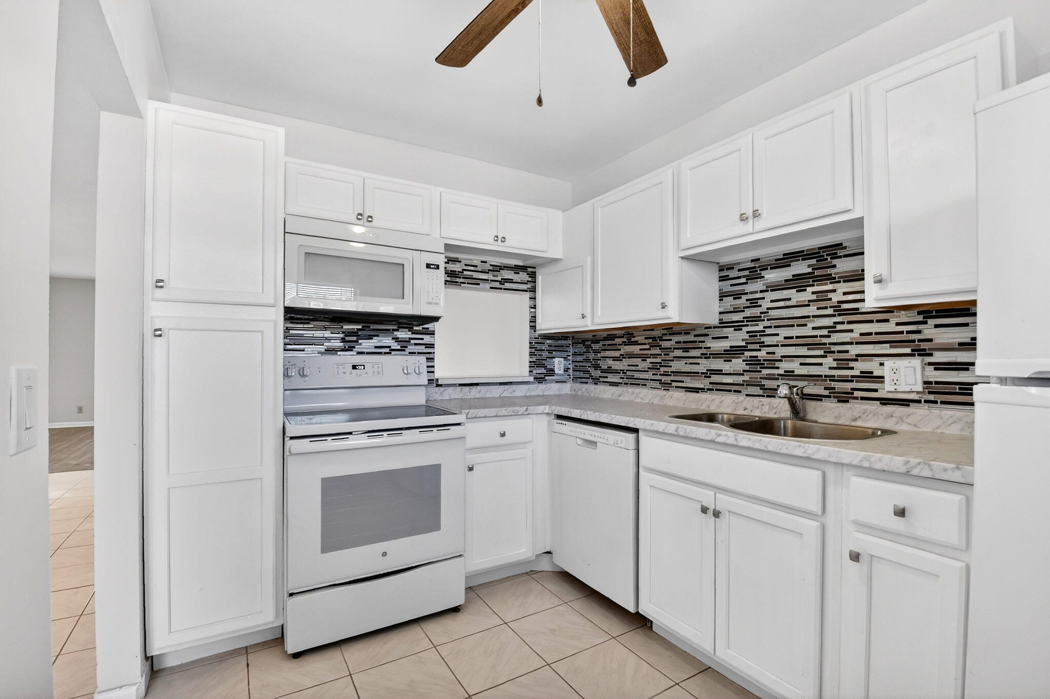 LARGE 2 BEDROOM 2 FULL BATH CORNER UNIT IN THE HIGHLY DESIRABLE  OXFORD 600.  LIGHT AND BRIGHT THIS LARGE UNIT IS MOVE IN READY. VERY CLEAN AND WELL MAINTAINED.   UPDATED KITCHEN WITH WHITE COUNTERS, WHITE APPLIANCES,DISHWASHER AND MICROWAVE, TONS OF CLOSET SPACE, EXTRA LARGE LANAI THAT HAS AN ENTRANCE OFF THE LIVING ROOM AND OFF THE GUEST ROOM .THE MASTER BEDROOM HAS ENSUITE BATH. CENTRAL AIR AND LOTS OF CLOSETS. OXFORD 600 ASSOCIATION IS LOATED WITHIN CENTURY  VILLAGE WEST PALM BEACH , A GATED COMMUNITY FOR ACTIVE ADULTS 55+. WELL MANAGED ASSOCIATION THE ROOF WAS REPLACED IN 2023. OXFORD HAS ITS OWN PRIVATE POOL AND A LARGE LAUNDRY FACILITY.  SHORT WALK TO THE HASTINGS FITNESS CENTER. COME & ENJOY RESORT STYLE LIVING IN THIS GATED COMMUNITY FOR ADULTS 55 +  CLUBHOUSE features a theater,  billiard room ,shuffle board ,tennis , pickleball ,bocce and two outdoor pools. Numerous heated outdoor pools throughout the community. Separate fitness center with gym , outdoor heated pool exercise classes and a resistance pool. Two guarded gates and 24 hour roving security patrol. GREAT LOCATION: close to shops, restaurants, PBI airport and beaches. Billard room ,shuffle board ,tennis , pickleball ,bocce and two outdoor pools.