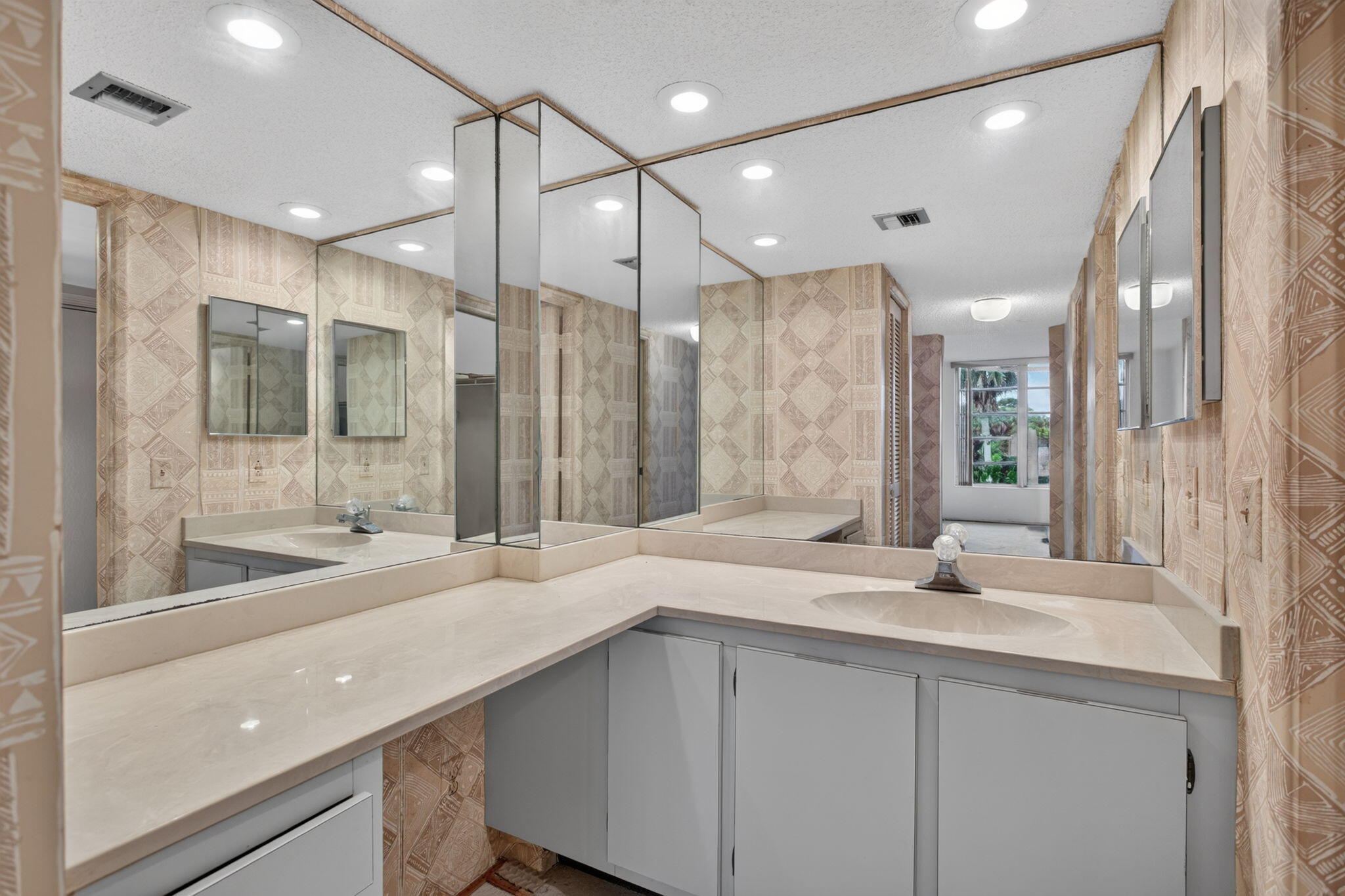 NO 124 PALM-AIRE COUNTRY CLUB - Residential
