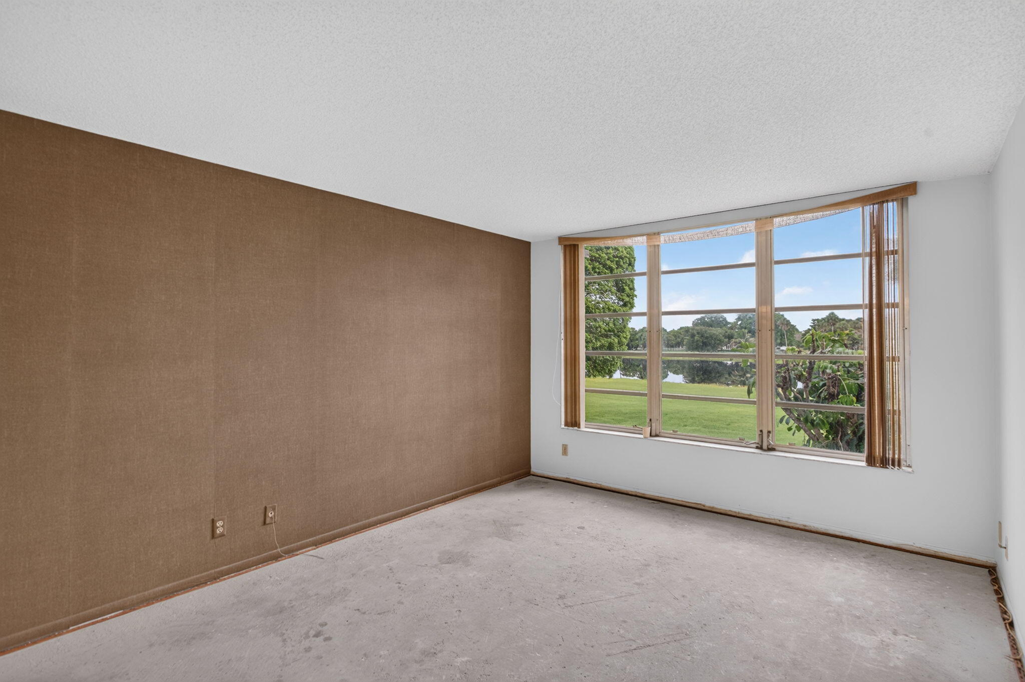 NO 124 PALM-AIRE COUNTRY CLUB - Residential