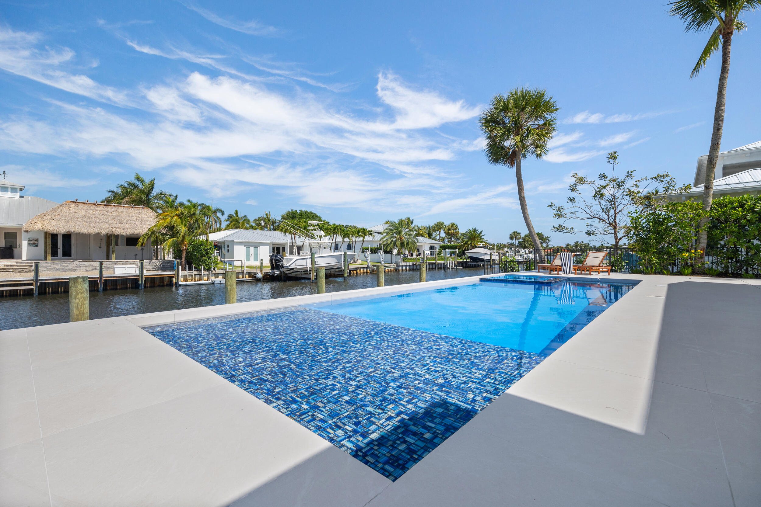 COUNTRY CLUB POINT - Residential