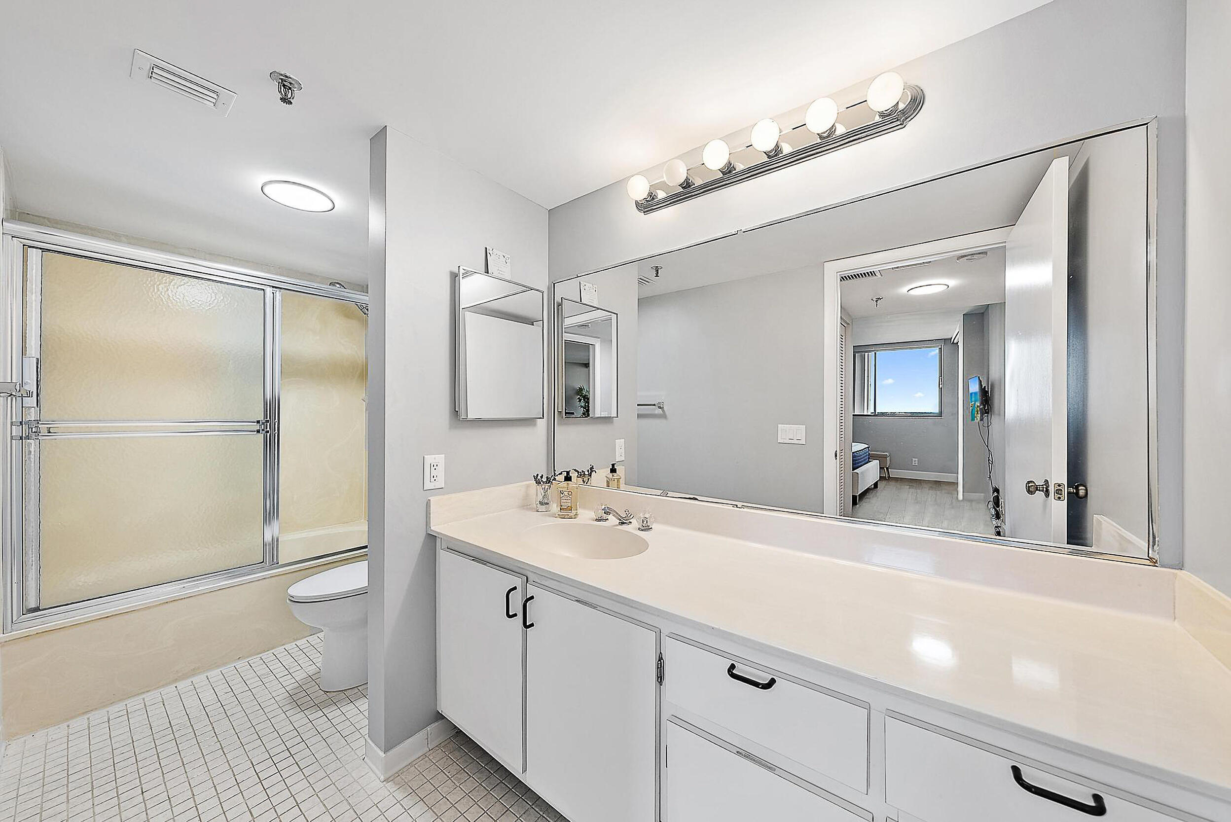 OCEANCREST CONDO APTS - Residential Lease