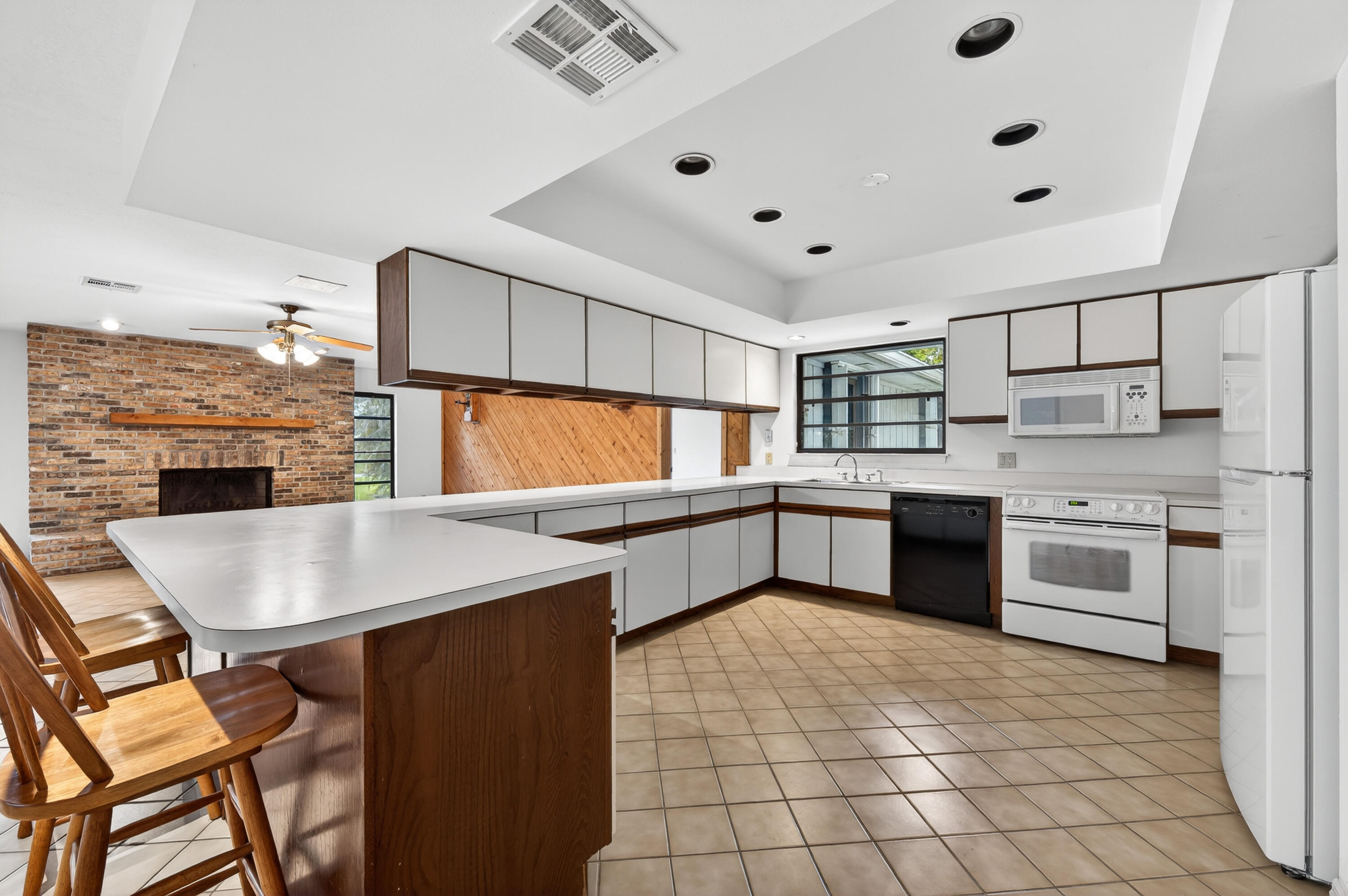 PINECREST LAKES - Residential