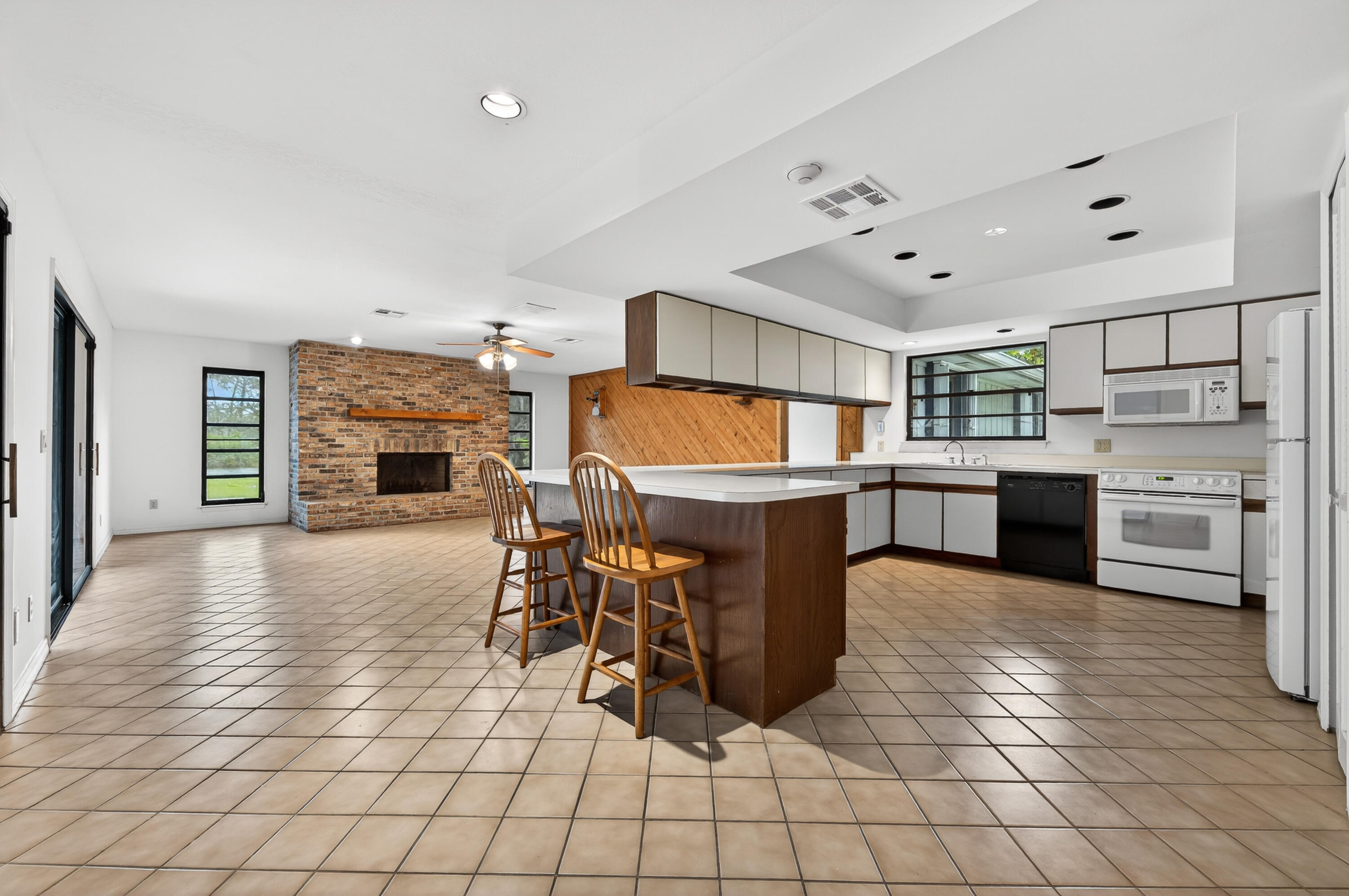 PINECREST LAKES - Residential