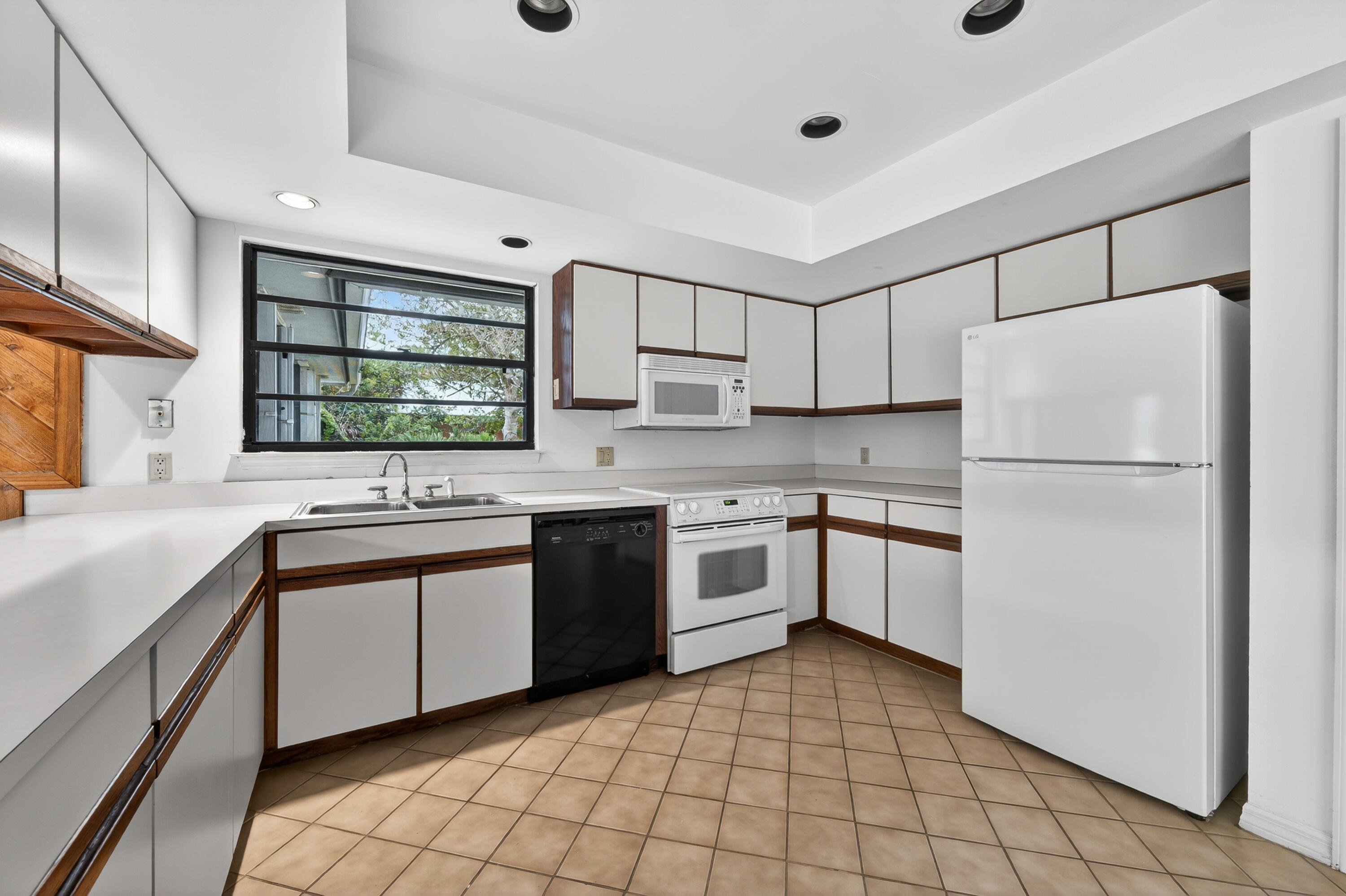 PINECREST LAKES - Residential