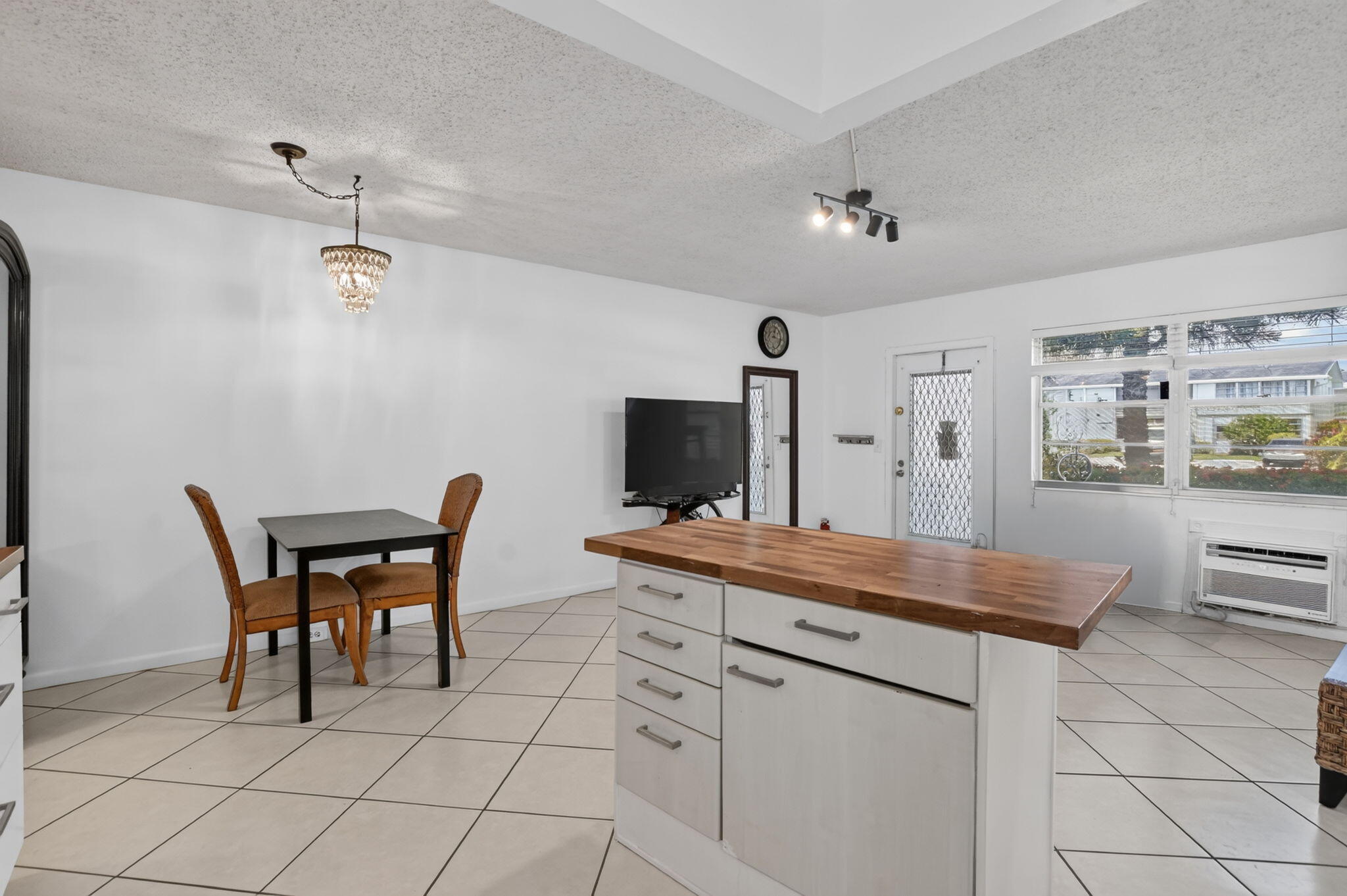 OAKRIDGE Q CONDO - Residential