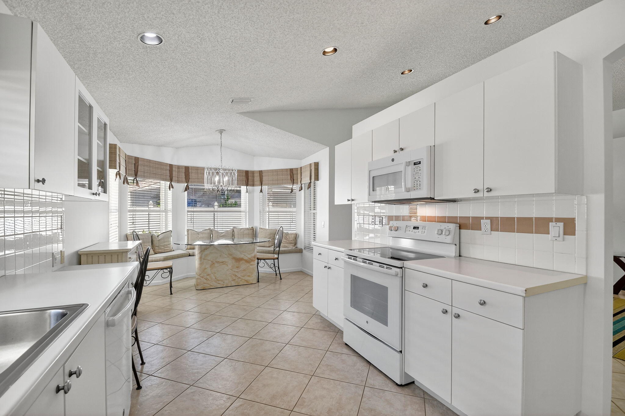 VALENCIA LAKES - Residential