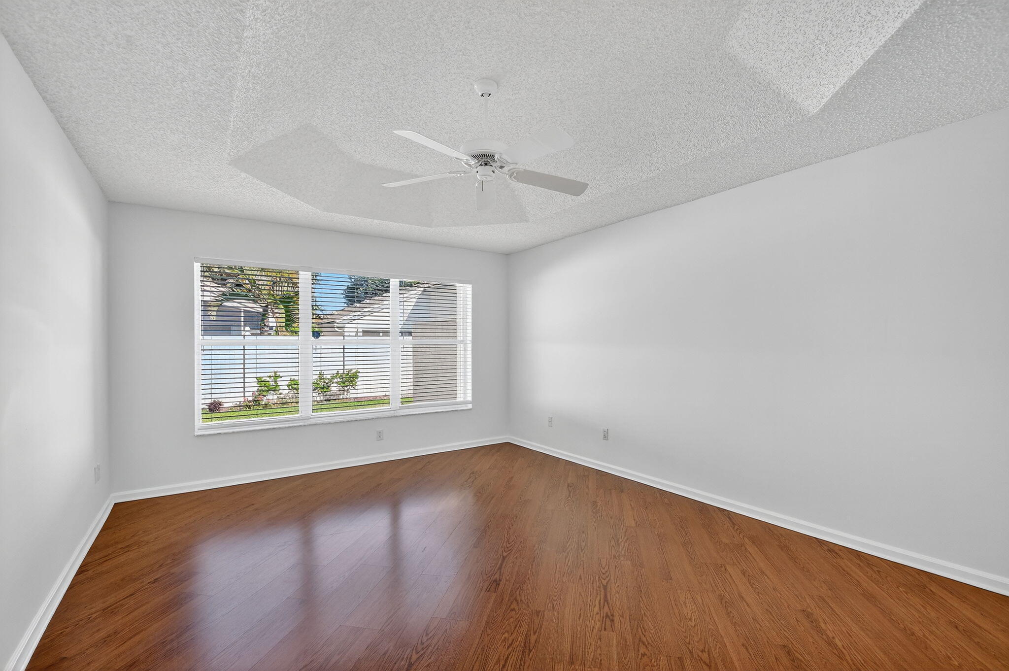 VALENCIA LAKES - Residential