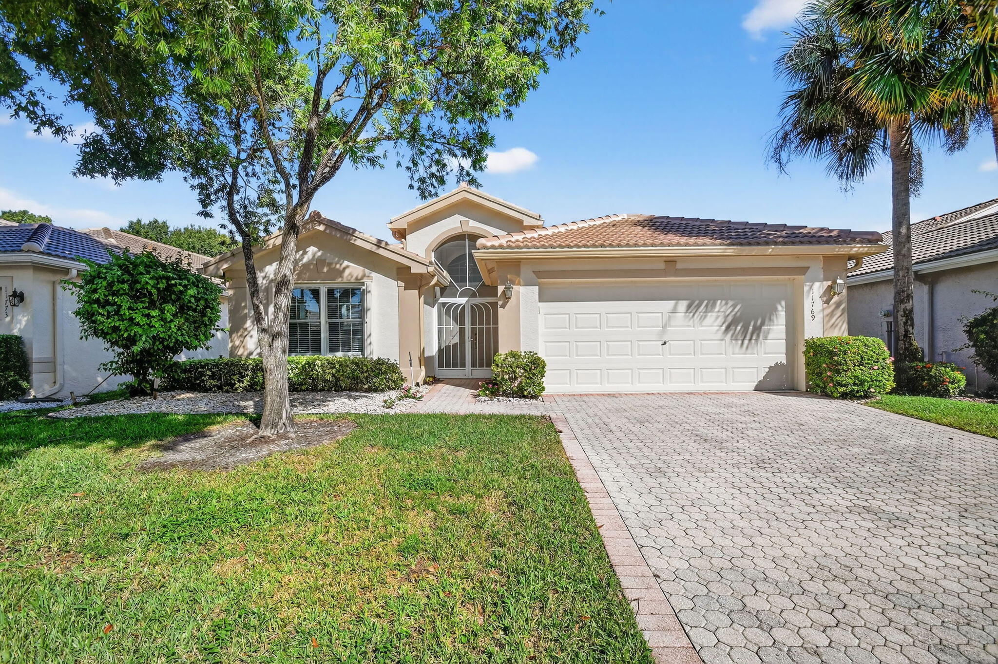 VALENCIA LAKES - Residential