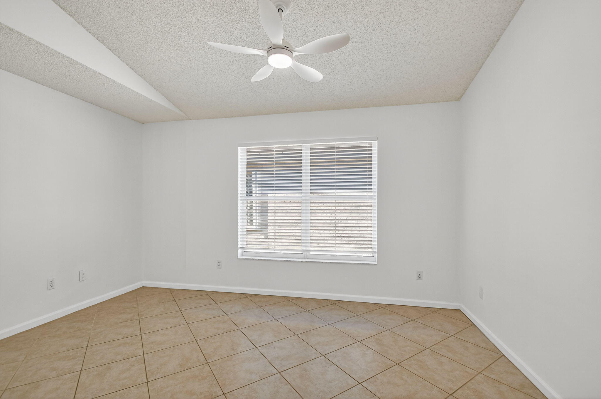 VALENCIA LAKES - Residential