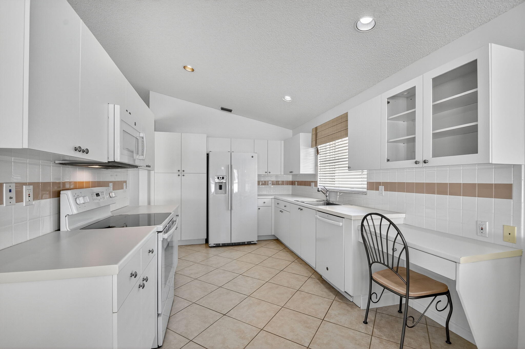 VALENCIA LAKES - Residential