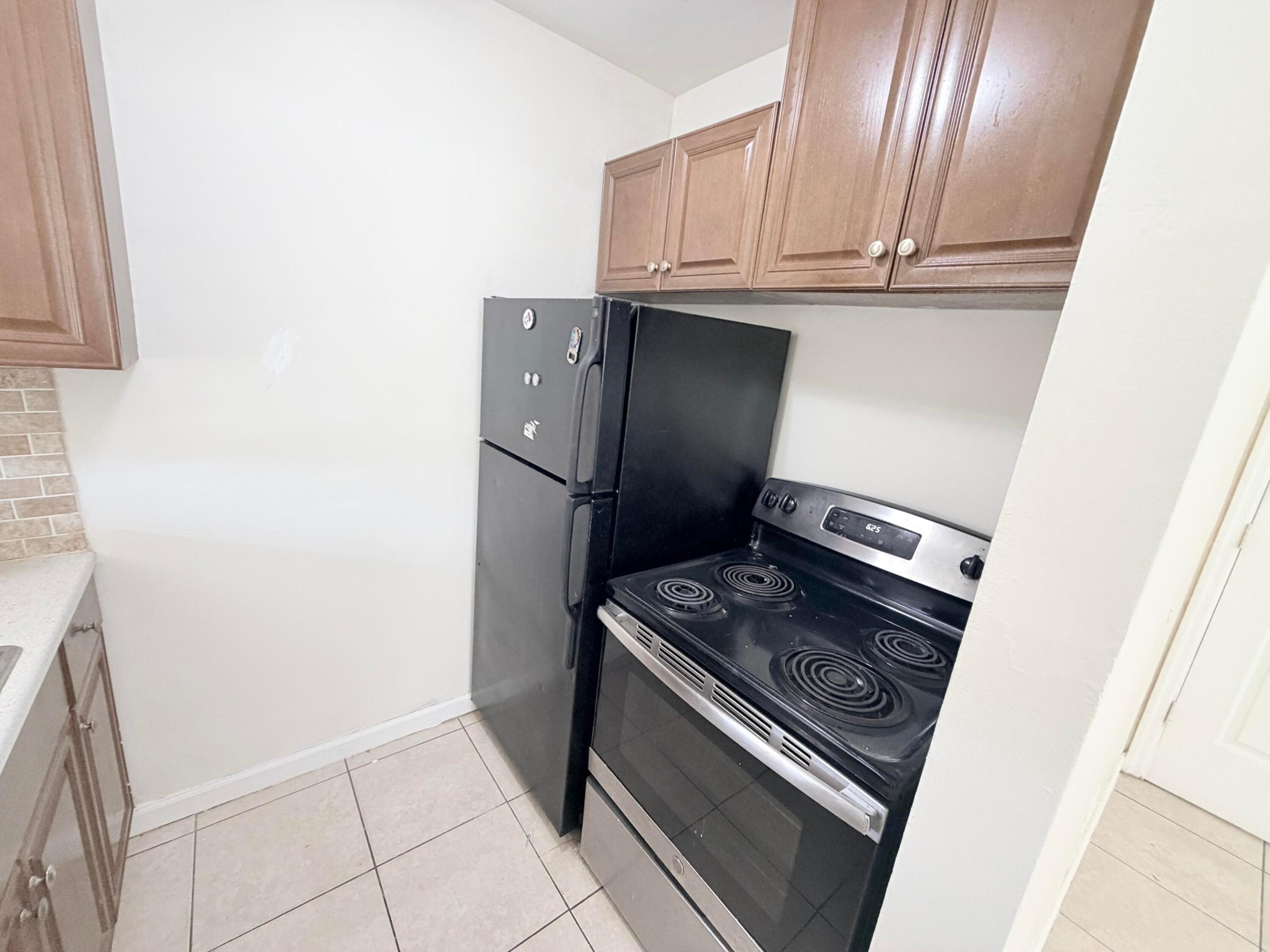 FLORAL PARK VILLAS 2 INC - Residential Lease