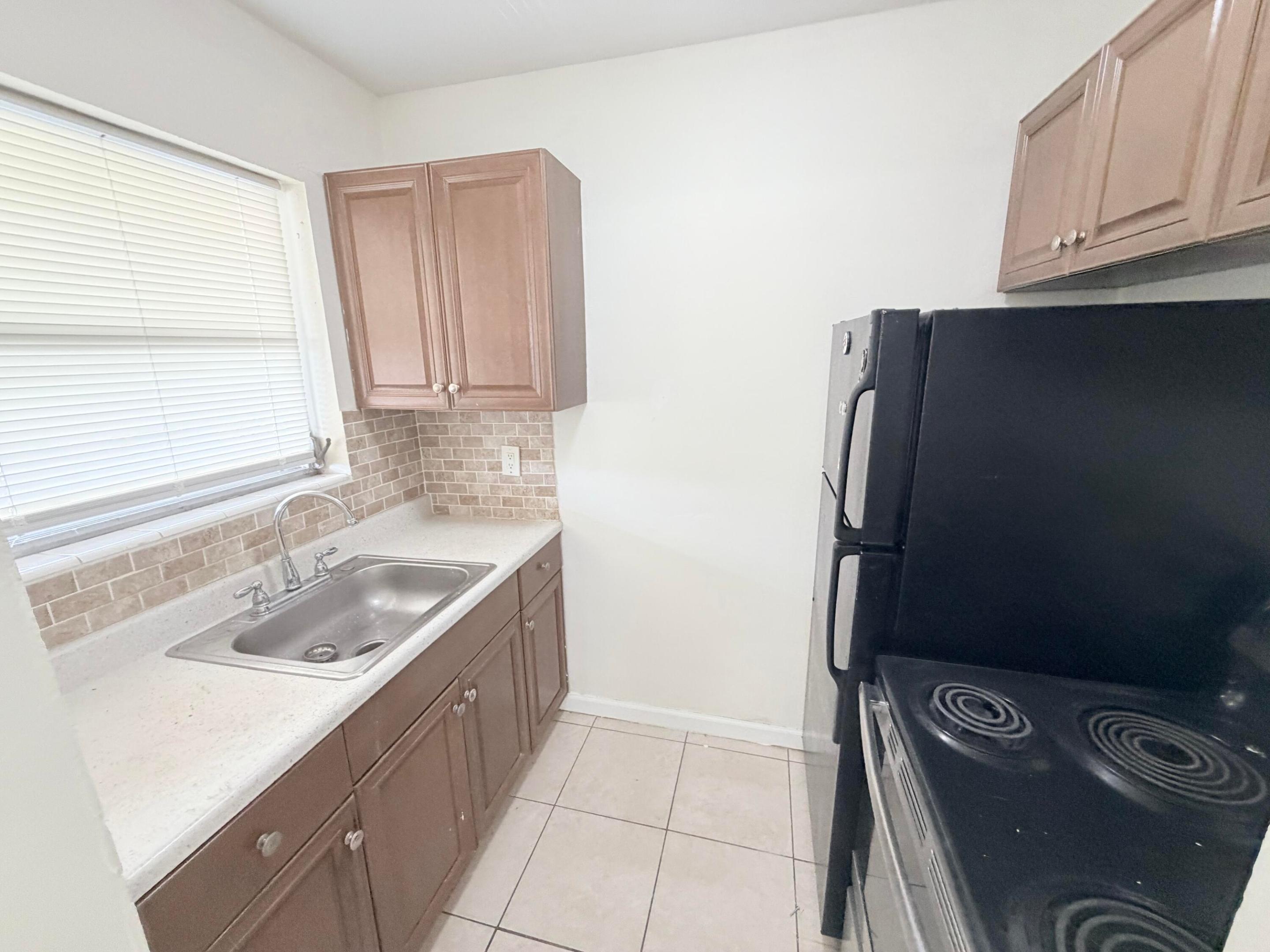 FLORAL PARK VILLAS 2 INC - Residential Lease