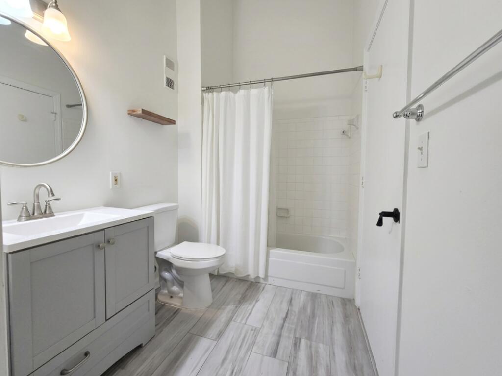 LAKES OF WOODHAVEN I & II COND - Residential Lease