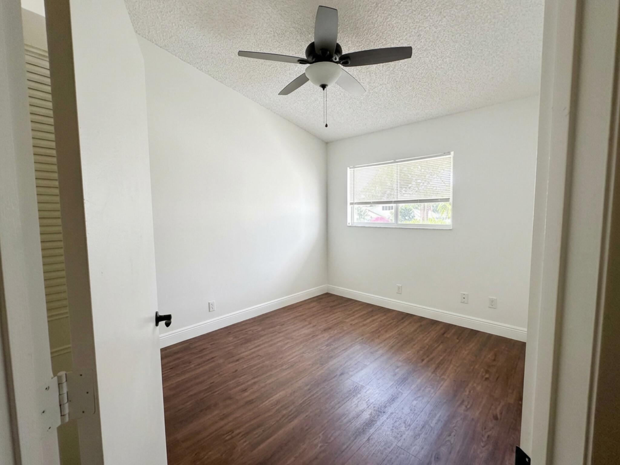 LAKES OF WOODHAVEN I & II COND - Residential Lease