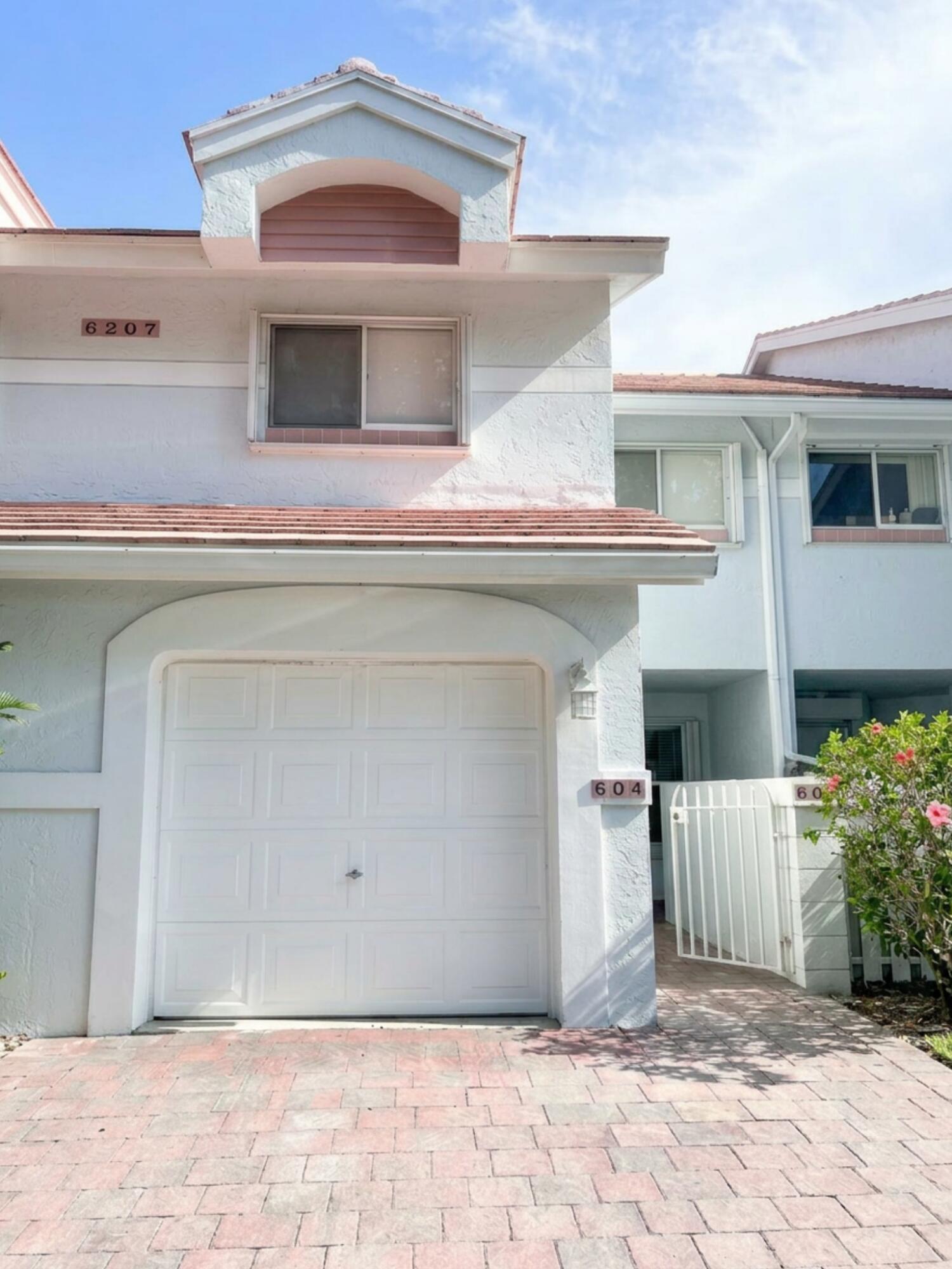 LAKES OF WOODHAVEN I & II COND - Residential Lease