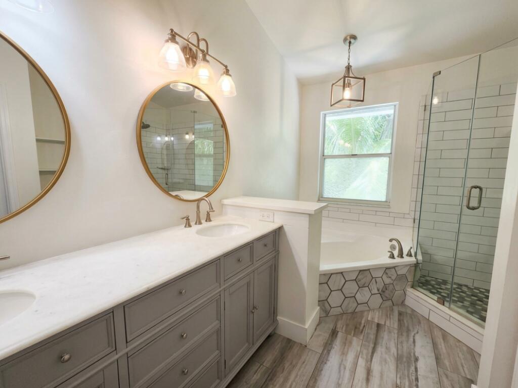 LAKES OF WOODHAVEN I & II COND - Residential Lease