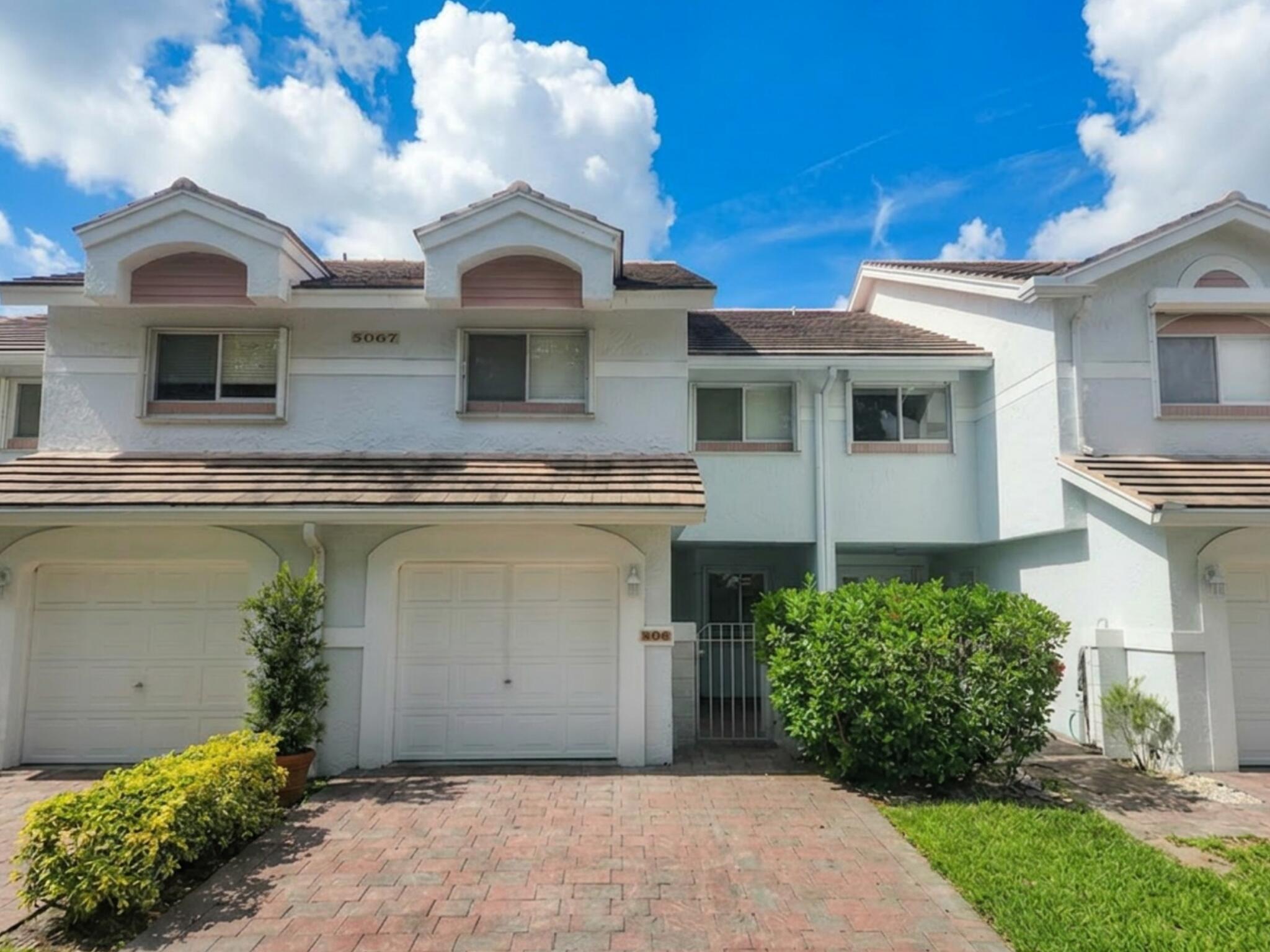LAKES OF WOODHAVEN I & II COND - Residential Lease
